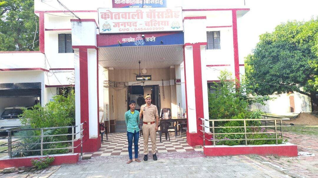 *थाना बांसडीह जनपद बलिया द्वारा धारा 64(1),352,351(2) बीएनएस व 67ए आईटी एक्ट व 3/4 पाक्सो एक्ट से सम्बन्धित 01 नफर अभियुक्त को किया गया गिरफ्तार।*
*श्रीमान् पुलिस अधीक्षक बलिया श्री ओमवीर सिंह* के निर्देशन में अपराध एवं अपराधियों/वांछित अभियुक्तों/वारण्टीयों के विरुद्ध चलाये जा रहे धर पकड़ के सघन अभियान के तहत श्रीमान् अपर पुलिस अधीक्षक (उत्तरी) श्री दिनेश कुमार शुक्ला महोदय के निकट पर्यवेक्षण व श्रीमान क्षेत्राधिकारी बांसडीह श्री जयशंकर मिश्र के कुशल नेतृत्व में थाना बांसडीह पुलिस टीम को मिली सफलता।
उल्लेखनीय है कि दिनांक 09.05.2025 को वादिनी मुकदमा के तहरीर के आधार पर थाना मनियर पर मु0अ0सं0 102/2025 धारा 351(2) बीएनएस व 67ए आईटी एक्ट बनाम *अजय कुमार उपाध्याय पुत्र अभय नारायण उपाध्याय निवासी मनियर उत्तर टोला वार्ड नं0 11 छावनी मोहल्ला थाना मनियर बलिया उम्र 23 वर्ष* के विरूद्ध पंजीकृत हुआ । दौराने विवेचना अभियुक्त के विरूद्ध धारा 64(1),352 बीएनएस व 3/4 पाक्सो एक्ट की बढोत्तरी की गयी तथा अभियुक्त के विरूद्ध NBW व 84 बीएनएसएस की आदेशिका प्राप्त की गयी किन्तु अभियुक्त गिरफ्तार नही हो सका तो लुकआउट सर्कुलर जारी कराया गया ।
दिनांक 10.09.2026 को इमीग्रेशन अधिकारी सागर अशोक गायकवाड़ राठी खारघर द्वारा अभियुक्त उपरोक्त को एयरपोर्ट पर अभिरक्षा में लेने की सूचना दी गयी । उक्त सूचना पर निरीक्षक अपराध अरूण कुमार सिंह मय हमराहियान के पुलिस थाना सहार जनपद बृहन्मुंबई शहर महाराष्ट्र पहुँच कर अभियुक्त उपरोक्त को गिरफ्तार किया गया, जिसे आज दिनांक 13.09.2026 को थाना स्थानीय पर लाया गया । अभियुक्त के विरूद्ध थाना स्थानीय द्वारा विधिक कार्यवाही पूर्ण कर मा0 न्यायालय भेजा गया है ।
*सम्बन्धित अभियोग-*
1. मु0अ0सं0 102/2025 धारा 64(1),352,351(2) बीएनएस व 67ए आईटी एक्ट व 3/4 पाक्सो एक्ट थाना मनियर बलिया
*गिरफ्तार अभियुक्त का नाम व पता–*
1. अजय कुमार उपाध्याय पुत्र अभय नारायण उपाध्याय निवासी मनियर उत्तर टोला वार्ड नं0 11 छावनी मोहल्ला थाना मनियर बलिया उम्र 23 वर्ष ।
*गिरफ्तार करने वाली टीमः-*
1. निरीक्षक अपराध अरूण कुमार सिंह थाना बांसडीह बलिया
2.आरक्षी अमरान अली
*सोशल मीडिया सेल*
*बलिया पुलिस ।*