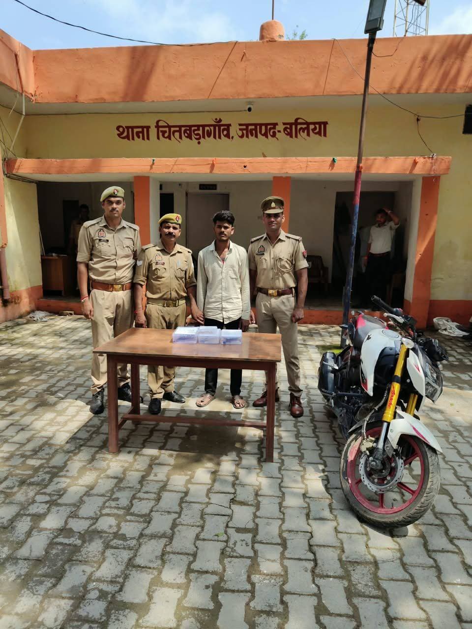 *स्वाट/सर्विलांस एवं थाना चितबड़ागांव की संयुक्त पुलिस टीम द्वारा दिनांक 09.09.2026 को ई-रिक्शा से जा रही महिला के साथ चेन स्नेचिंग (छिनैती) की घटना का सफल अनावरण ।*
*थाना चितबड़ागांव पुलिस टीम द्वारा छिनैती करने वाले 01 नफर अभियुक्त एवं 02 नफर बाल अपचारी को गिरफ्तार/पुलिस अभिरक्षा में लिया गया ।*
*कब्जे से दो अदद तमंचा .315 बोर व 02 अदद जिन्दा कारतूस 315 बोर व 01 अदद चाकू व 01 अदद अपाची मोटर साईकिल सफेद रंग व 01 अदद मंगलसूत्र (मोती लगा लाकेट सोने का) जामा तलाशी से 320 रुपये व 03 अदद एन्ड्रायड मोबाईल बरामद ।*
*श्रीमान् पुलिस अधीक्षक महोदय बलिया श्री ओमवीर सिंह* के कुशल निर्देशन में अपराध एवं अपराधियों के विरुद्ध चलाये जा रहे अभियान के क्रम में *श्रीमान् अपर पुलिस अधीक्षक महोदय (दक्षिणी) श्री संजय कुमार* के निकट पर्यवेक्षण व *श्रीमान् क्षेत्राधिकारी सदर श्री अक्षय कुमार* के कुशल नेतृत्व व *थानाध्यक्ष श्री बृजेश सिंह* थाना चितबड़ागांव तथा स्वाट /सर्विलांस के सहयोग से पुलिस टीम को मिली बड़ी सफलता ।
उल्लेखनीय है कि दिनांक 10.09.26 को थाना स्थानीय पर वादी मुकदमा श्रीमती माया देवी पत्नी रमेश राजभर सा0 कारो थाना चितबडागांव जनपद बलिया के द्वारा प्रार्थना पत्र देकर अवगत कराया गया कि दिनांक 09.09.26 को वादिनी के कस्बा चितबड़ागांव से घर जाते समय रमेश यादव की गिट्टी बालू की दुकान ग्राम सुजायत के पास ई-रिक्शा से जाते समय अज्ञात बाइक सवारों द्वारा वादिनी के गले से मोतियो के मंगलसूत्र में ( सोने का लाकेट ) झपट्टा मार कर छीन लेने के सम्बन्ध में थाना स्थानीय पर मु0अ0सं0 – 118/26 धारा 304(2) बीएनएस में अभियोग पंजीकृत कराया गया था ।
उक्त घटना के सफल अनावरण हेतु *श्रीमान् पुलिस अधीक्षक महोदय बलिया* द्वारा क्षेत्राधिकारी सदर श्री अक्षय कुमार एवं थानाध्यक्ष चितबड़ागांव को पुलिस टीम का गठन कर एवं *प्रभारी सर्विलांस एवं प्रभारी स्वाट* को घटना के अनावरण हेतु निर्देशित किया गया था। थाना चितबड़ागांव पर अपराध के सफल अनावरण के बावत थाने के पुलिस कर्मियों की 02 टीमों का गठन किया गया । तत्पश्चात थाना स्थानीय की पुलिस टीम द्वारा स्वाट टीम प्रभारी एवं सर्विलांस के सहयोग से तकनीकी एवं अन्य साक्ष्य संकलन के आधार व सुरागरसी पतारसी करते हुए 01 नफर अभियुक्त व 02 नफर बालअपचारी का नाम प्रकाश में लाते हुए *अभियुक्त रितेश उर्फ पुत्तुल पुत्र रामायण चौहान निवासी ग्राम बैरिया थाना नरही जिला बलिया उम्र 25 वर्ष एवं 02 नफर बाल अपचारी उम्र क्रमशः 17 वर्ष एवं 16 वर्ष* को मुखविर खास की सूचना पर ग्राम मानपुर मे नरही चितबड़ागांव मार्ग के पास से समय 05.35 बजे गिरफ्तार किया गया । पकडे गये अभियुक्त एवं बाल अपचारीगण के कब्जे से दो अदद तमंचा .315 बोर व 02 अदद जिन्दा कारतूस 315 बोर व 01 अदद चाकू व व 01 अदद मंगलसूत्र (मोती लगा लाकेट सोने का) जामा तलाशी से 320 रुपये व 03 अदद एन्ड्रायड मोबाईल एवं घटना में प्रयुक्त 01 अदद अपाची मो0सा0 सफेद रंग फर्जी नम्बर प्लेट नं0- UP 60 BH 9060 जबकि मो0सा0 अपाची का वास्तविक रजि0 नं0- UP60BH- 9509 है, बरामद किया गया ।
बरामदगी व गिरफ्तारी के आधार पर मुकदमा उपरोक्त में धारा 317(2), 318(4),3(5)बीएनएस व 3/25 व 4/25 आर्म्स एक्ट की बढ़ोत्तरी करते हुए अभियुक्त व बालअपचारी के विरुद्ध आवश्यक विधिक कार्यवाही पूर्ण करते हुए मा0 न्यायालय के समक्ष भेजा गया ।
*अनावरित अभियोग-*
1. मु0अ0सं0- 118/26 धारा 317(2), 318(4),3(5)बीएनएस व 3/25 व 4/25 आर्म्स एक्ट थाना चितबड़ागांव जनपद बलिया
*गिरफ्तार अभियुक्त का नाम पता-*
1. रितेश उर्फ पुत्तुल पुत्र रामायण चौहान निवासी ग्राम बैरिया थाना नरही जिला बलिया उम्र लगभग 25 वर्ष
2. बाल अपचारी उम्र 17 वर्ष
3. बाल अपचारी उम्र लगभग 16 वर्ष
*बरामदगी का विवरण-*
1. 02 अदद तमंचा .315 बोर
2. 02 अदद जिन्दा कारतूस .315 बोर
3. 01 अदद चाकू
4. 01 अदद घटना मे प्रयुक्त अपाची मोटर साईकिल सफेद रंग
5. 01 अदद मंगलसूत्र (मोती लगा लाकेट सोने का)
6. जामातलाशी से 320 रुपये नकद एवं
7. 03 अदद एन्ड्रायड मोबाईल
*गिरफ्तारी/बरामदगी करने वाली पुलिस टीम-*
1. निरीक्षक श्री विश्वनाथ यादव प्रभारी सर्विलांस टीम बलिया
2. उ0नि0 श्री अजय साहनी प्रभारी स्वाट टीम बलिया
3. थानाध्यक्ष श्री बृजेश सिंह थाना चितबड़ागांव बलिया
4. उ0नि0 श्री ओमनारायण पाठक थाना चितबड़ागांव बलिया
5. उ0नि0 श्री अतुल कुमार थाना चितबड़ागांव बलिया
6. मु0आ0 मंगला प्रसाद सिंह स्वाट टीम बलिया
7. मु0आ0 रोहित यादव सर्विलांस टीम बलिया
8. आरक्षी अर्जुन यादव सर्विलांस टीम बलिया
9. आरक्षी विनोद रघुवंशी सर्विलांस टीम बलिया
10. आरक्षी अरविन्द पाल स्वाट टीम बलिया
11. हे0का0 कालीशकंर यादव थाना चितबड़ागांव बलिया
12. हे0का0 अरविन्द यादव थाना चितबड़ागांव बलिया
13. का0 अखिलेश कुशवाहा थाना चितबड़ागांव बलिया
14. का0 अखिलेश थाना चितबड़ागांव बलिया
15. का0 सूरज चौहान थाना चितबड़ागांव बलिया
*सोशल मीडिया सेल*
*बलिया पुलिस*