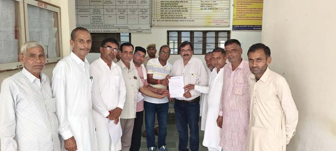 🚨 सादुलशहर जाट समाज ने थाना प्रभारी के विरुद्ध निष्पक्ष जांच व कार्रवाई की उठाई मांग
संगरिया की आवाज़
#सादुलशहर। नगर पालिका चुनाव के दौरान हुए कथित विवाद को लेकर सादुलशहर जाट समाज की ओर से उपखण्ड अधिकारी, सादुलशहर को लिखित शिकायत सौंपकर थाना प्रभारी मलकीत सिंह मान के विरुद्ध निष्पक्ष जांच एवं नियमानुसार कार्रवाई की मांग की गई है।
जाट समाज की ओर से दी गई शिकायत में आरोप लगाया गया है कि 11 सितम्बर को पोलिंग बूथ संख्या 5 पर निर्दलीय प्रत्याशी श्रीमती मनीषा खीचड़ के पति एवं पूर्व नगरपालिका अध्यक्ष प्रदीप खीचड़ मतदान के दौरान बूथ के अंदर मौजूद थे। शिकायत के अनुसार, थाना प्रभारी मलकीत सिंह मान की मौजूदगी में मुख्य द्वार का गेट खोलकर कुछ बाहरी एवं असामाजिक तत्व कथित रूप से हथियारों के साथ अंदर पहुंचे और मारपीट तथा जान से मारने के प्रयास जैसी घटना को अंजाम दिया।
जाट समाज ने इसे चुनावी प्रक्रिया में बाधा डालने और पद के कथित दुरुपयोग का मामला बताते हुए प्रशासन से पूरे प्रकरण की निष्पक्ष जांच करवाने की मांग की है।
शिकायतकर्ता पक्ष ने मांग की है कि यदि लगाए गए आरोप जांच में सही पाए जाते हैं तो संबंधित अधिकारी एवं दोषी व्यक्तियों के विरुद्ध कठोर एवं नियमानुसार कार्रवाई की जाए। साथ ही थाना प्रभारी मलकीत सिंह मान को तत्काल प्रभाव से निलंबित कर सादुलशहर से हटाने की मांग भी की गई है, ताकि निष्पक्ष जांच एवं चुनावी प्रक्रिया सुनिश्चित हो सके।
जाट समाज की ओर से शिकायत की प्रतिलिपि राजस्थान के मुख्यमंत्री तथा जिला निर्वाचन अधिकारी/जिला कलेक्टर, श्रीगंगानगर को भी भेजी गई है।
ज्ञापन सौंपने वालों में स्वरूप जांगू, क्रय-विक्रय समिति अध्यक्ष मंगत सहारण, गोल्डी रिवाड़, एडवोकेट विनोद सहारण, आद राम मुंड, कालू सहारण, सुरेन्द्र भाखर, भूरा राम सहारण, भागीरथ डूडी, नरेश सहारण, रामेश्वर रिवाड़, हनुमान प्रसाद डेलू सहित समाज के अनेक गणमान्य नागरिक मौजूद रहे।
संगरिया की आवाज़।
Rajasthan Police DIPR, Department of Information & Public Relations, Rajasthan
Pardeep khicher-प्रदीप खीचड़
#सादुलशहर #जाट_समाज #नगरपालिका_चुनाव #चुनाव #निष्पक्ष_जांच #सादुलशहर_समाचार #श्रीगंगानगर #संगरिया_की_आवाज