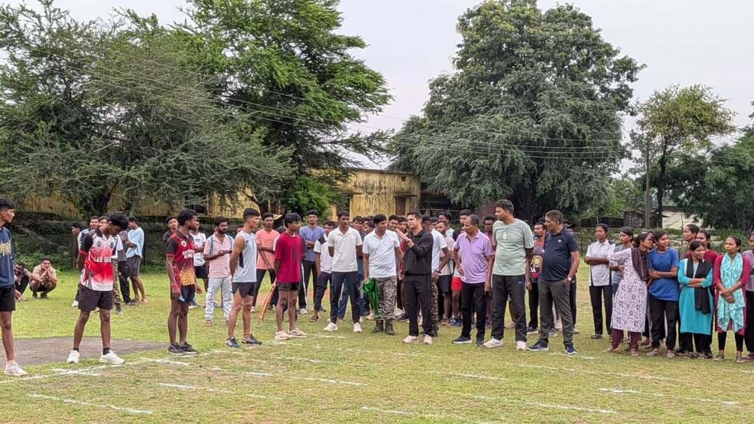 🟩 “मिशन रक्षक” — युवाओं के सपनों को सफलता की दिशा देने की पहल।
🟦 पुलिस एवं पैरामिलिट्री सेवाओं में जाने के इच्छुक 150 युवाओं के लिए अंतागढ़ में निःशुल्क शारीरिक प्रशिक्षण का शुभारंभ।
🟦 पुलिस अधीक्षक श्री निखिल राखेचा (भापुसे) के निर्देशन में प्रारंभ इस प्रशिक्षण कार्यक्रम में प्रशिक्षित पुलिस बल द्वारा युवाओं को दौड़, सहनशक्ति एवं विभिन्न शारीरिक दक्षता इवेंट्स की नियमित तैयारी कराई जा रही है।
🟦 ग्रामीण एवं दूरस्थ क्षेत्रों के युवाओं को प्रशिक्षण, मार्गदर्शन और बेहतर अवसर उपलब्ध कराकर उन्हें पुलिस एवं पैरामिलिट्री सेवाओं के लिए तैयार करना कांकेर पुलिस की प्राथमिकता है।
🟦 भानुप्रतापपुर एवं आमाबेड़ा में पहले से लगभग 300 युवा प्रशिक्षण प्राप्त कर रहे हैं, वहीं आगामी सप्ताह में कांकेर, पखांजूर एवं कोयलीबेड़ा में भी प्रशिक्षण प्रारंभ किया जाएगा।
💪 मिशन रक्षक — अवसर से तैयारी तक, तैयारी से सफलता तक।
#MissionRakshak #KankerPolice #YouthEmpowerment #FreeTraining #Chhattisgarhpolice