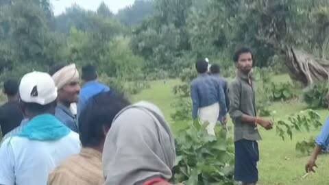 यह जीवंत तस्वीर मानपुर के वार्ड क्रमांक-1,सेमरी के पास की बताई जा रही है,जो सोशल मीडिया में वायरल है।जहां बाघ की मौजूदगी की खबर के बाद ग्रामीण उसे देखने के लिए भागते-दौड़ते नजर आ रहे हैं।वन्यजीव को करीब से देखने की यह ललक रोमांचक जरूर है,लेकिन कई बार यही उत्सुकता जानलेवा जोखिम में बदल सकती है।दरअसल,इंसानी भीड़,शोर और लगातार पीछा किए जाने से स्वभाव से शांत रहने वाला बाघ विचलित और आक्रामक हो सकता है।ऐसी स्थिति में उसके हमले का खतरा बढ़ जाता है।इसलिए बाघ की मौजूदगी की सूचना मिलते ही ग्रामीणों को उसे देखने के लिए करीब जाने या घेरने के बजाय सुरक्षित दूरी बनाए रखने की ज़रूरत है।बाघ का मूवमेंट रोमांच नहीं,सावधानी का संकेत है।वन्यजीव को उसके प्राकृतिक रास्ते पर छोड़ें,भीड़ न लगाएं और वन विभाग की सलाह का पालन करें,क्योंकि बाघ को देखने की कुछ मिनटों की ललक,जिंदगी भर का पछतावा बन सकती है।