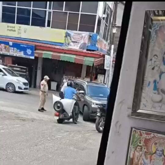 ऊना: पुलिस के नाके तोड़कर फरार हुई मारुति सुजुकी ब्रेज़ा! सोशल मीडिया पर वीडियो तेजी से वायरल, ऊना जिले का बताया जा रहा मामला। देखिए वायरल वीडियो…