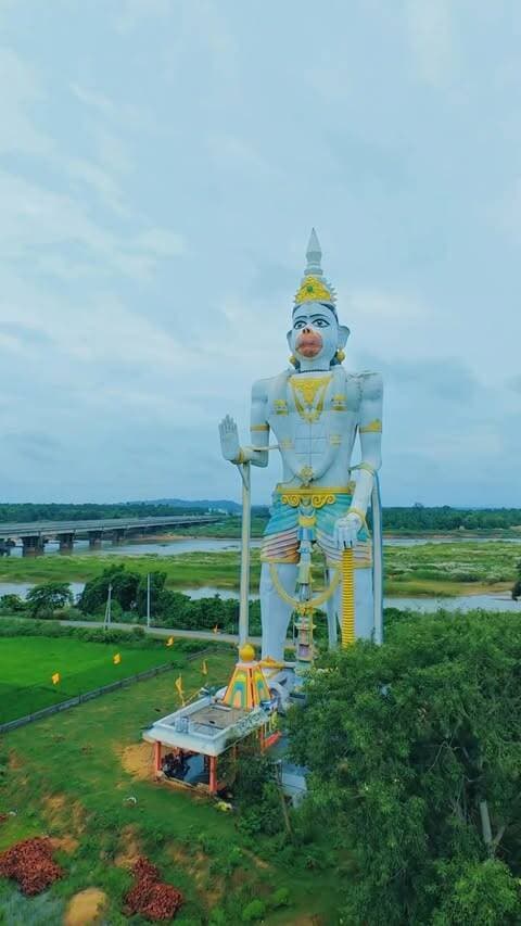Somewhere in Andhra Pradesh, I wasn’t just exploring a new place… I found a sight that made me stop and look up. 🙏🚩
Standing tall amidst the green fields, Bajrang Bali reminded me of one thing — when faith is this powerful, you can feel it even from a distance. ❤️🔥
Jai Hanuman. 🚩
📍Andhra Pradesh, India
#hanuman #reels #trending #andhrapradesh #bajrangbali