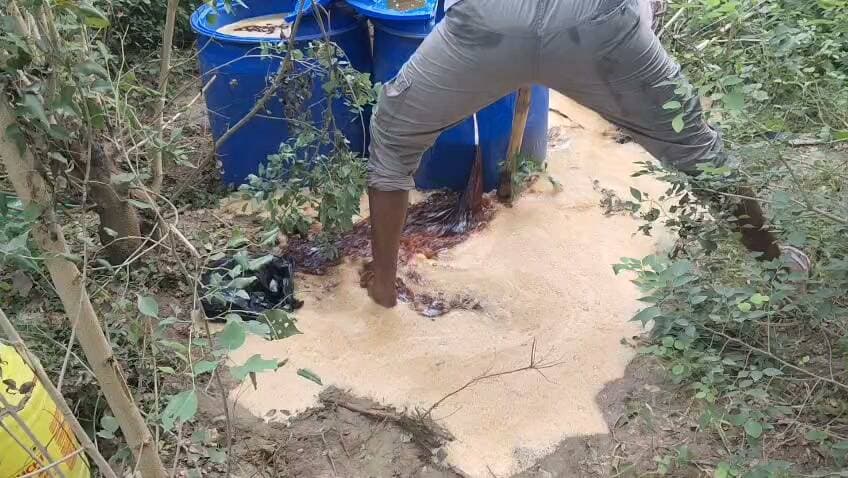 भरथुआ में अवैध शराब के खिलाफ छापेमारी, 1015 लीटर जावा महुआ विनष्ट
जहानाबाद : पुलिस अधीक्षक कोटा किरण कुमार के निर्देशानुसार अवैध शराब के निर्माण एवं कारोबार के विरुद्ध चलाए जा रहे विशेष अभियान के तहत भेलावर थाना क्षेत्र में कार्रवाई की गई। ALTF के सहयोग से पुलिस टीम ने भरथुआ गांव में छापेमारी कर करीब 1015 लीटर जावा महुआ विनष्ट किया। मौके से 50 लीटर चुलाई शराब बरामद की गई।
कार्रवाई के दौरान पुलिस ने शराब निर्माण में प्रयुक्त एक भट्ठी को ध्वस्त कर दिया। साथ ही शराब बनाने के उपकरण भी बरामद किए गए। पुलिस ने मौके से एक व्यक्ति को गिरफ्तार किया है। मामले में आगे की कार्रवाई की जा रही है।