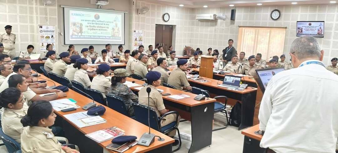 बाल सुरक्षा, बाल श्रम व मानव तस्करी की रोकथाम पर पुलिस को दिया गया प्रशिक्षण
जहानाबाद : समाहरणालय स्थित ग्राम प्लेक्स सभागार में रविवार को ‘कवच परियोजना’ के तहत बाल सुरक्षा, बाल श्रम एवं मानव तस्करी से संबंधित एक दिवसीय संवेदीकरण सह उन्मुखीकरण कार्यशाला आयोजित की गई। कार्यशाला में पुलिस अधिकारियों एवं कर्मियों को बच्चों के अधिकार, संरक्षण और सुरक्षा से जुड़े विभिन्न कानूनी प्रावधानों की जानकारी दी गई।
कार्यशाला में अपर पुलिस अधीक्षक, अनुमंडल पुलिस पदाधिकारी घोसी, पुलिस उपाधीक्षक (ट्रैफिक/विशेष अपराध), घोसी के प्रोबेशनर डीएसपी सह थानाध्यक्ष, एंटी ह्यूमन ट्रैफिकिंग यूनिट (एएचटीयू) प्रभारी सहित जिले के सभी थानों के प्रभारी, बाल कल्याण पुलिस पदाधिकारी (सीडब्ल्यूपीओ) एवं अभय ब्रिगेड (पुलिस दीदी) शामिल हुए।
इस दौरान बाल श्रम और मानव तस्करी की पहचान, रोकथाम तथा बच्चों को सुरक्षित वातावरण उपलब्ध कराने से संबंधित विषयों पर विस्तार से चर्चा की गई। अधिकारियों ने कहा कि बच्चों के संरक्षण से जुड़े मामलों में पुलिस की भूमिका बेहद महत्वपूर्ण है। कानून के प्रावधानों की जानकारी और संवेदनशीलता के साथ कार्रवाई से बाल श्रम एवं मानव तस्करी पर प्रभावी अंकुश लगाया जा सकता है।
कार्यशाला के माध्यम से पुलिस पदाधिकारियों को बाल अधिकारों के प्रति संवेदनशील बनाने के साथ-साथ बाल संरक्षण से जुड़े मामलों में त्वरित एवं प्रभावी कार्रवाई के लिए आवश्यक दिशा-निर्देश दिए गए। साथ ही पुलिस और संबंधित इकाइयों के बीच समन्वय मजबूत करने पर भी जोर दिया गया।