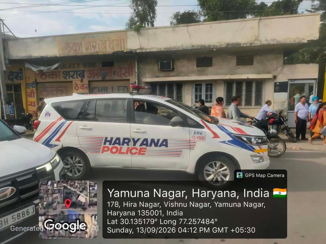 कुछ शब्दों से...
आज वर्कशॉप रोड से विष्णु नगर की ओर जाना हुआ। रास्ते में देखा कि सड़क पार करते समय एक व्यक्ति को तेज रफ्तार पिकअप HR-58B-3612 ने टक्कर मार दी। हादसे में व्यक्ति बुरी तरह घायल होकर सड़क पर गिर पड़ा। सिर पर गंभीर चोट लगने के कारण काफी ब्लीडिंग हो रही थी। मौके पर 112 भी पहुंची ।
हादसे के बाद पिकअप चालक मौके पर नहीं रुका। आसपास के लोग और राहगीर जमा होते गए, भीड़ तो लग गई, लेकिन घायल की मदद के लिए कोई आगे नहीं आ रहा था।
तभी एक स्कॉर्पियो वहां रुकी। उसमें सवार युवक नीचे उतरे और घायल व्यक्ति को अपनी गाड़ी में बैठाकर तुरंत सिविल अस्पताल की ओर ले गए। उम्मीद है कि उसे समय पर इलाज मिला होगा और उसकी जान बच गई होगी।
सरकार और जिला प्रशासन भी लगातार लोगों से अपील करते हैं कि सड़क हादसे में घायल व्यक्ति की मदद करें। इसके बावजूद अक्सर लोग पुलिस और कोर्ट-कचहरी के चक्कर के डर से पीछे हट जाते हैं।
लेकिन हमें यह भी याद रखना चाहिए कि किसी इंसान की जिंदगी से बढ़कर कुछ नहीं है।
आज जिस व्यक्ति ने बिना किसी स्वार्थ के घायल की मदद की, उनका नाम नीला सिंह बताया गया है। ऐसे नेक काम की सराहना होनी चाहिए, ताकि समाज में मदद करने का हौसला बढ़े और लोग भविष्य में भी जरूरतमंद की मदद करने से पीछे न हटें।
(रवि)नीला सिंह जी, आपकी इंसानियत को दिल से सलाम और बहुत-बहुत धन्यवाद। 🙏
