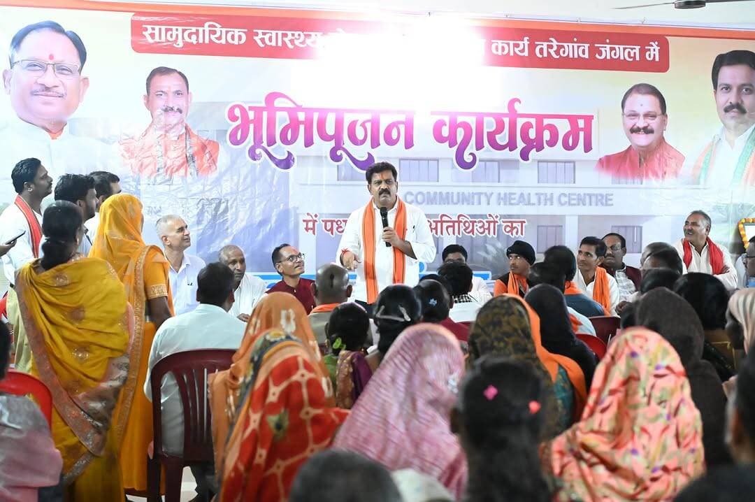 तरेगांव जंगल में ₹2.50 करोड़ की लागत से सामुदायिक स्वास्थ्य केंद्र भवन का निर्माण होगा, उप मुख्यमंत्री श्री विजय शर्मा ने भूमिपूजन किया।
केंद्र में लेबर रूम, ऑपरेशन थिएटर, कैजुअल्टी, ओपीडी तथा पुरुष-महिला वार्ड जैसी सुविधाएं उपलब्ध होंगी, जिससे वनांचल के ग्रामीणों को स्थानीय स्तर पर बेहतर स्वास्थ्य सेवाएं मिलेंगी।