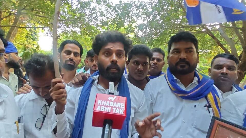 सांसद चंद्रशेखर आजाद के साथ दुर्व्यवहार के आरोपों के बाद मऊ कलेक्ट्रेट में आजाद समाज पार्टी के नेता नीरज का बयान
#खबरेंअभीतक #KhabareAbhiTak #चंद्रशेखरआजाद #आजादसमाजपार्टी #मऊ