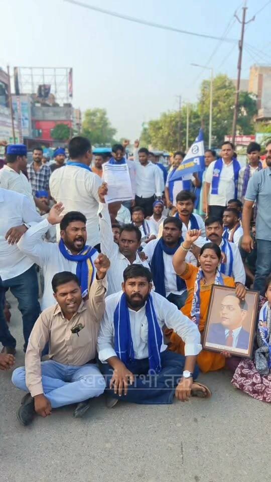 बाराबंकी में सांसद चंद्रशेखर आजाद के साथ कथित अभद्र व्यवहार के विरोध में मऊ में आजाद समाज पार्टी का प्रदर्शन
#मऊ #चंद्रशेखरआजाद #आजादसमाजपार्टी #प्रदर्शन #खबरेंअभीतक #KhabareAbhiTak