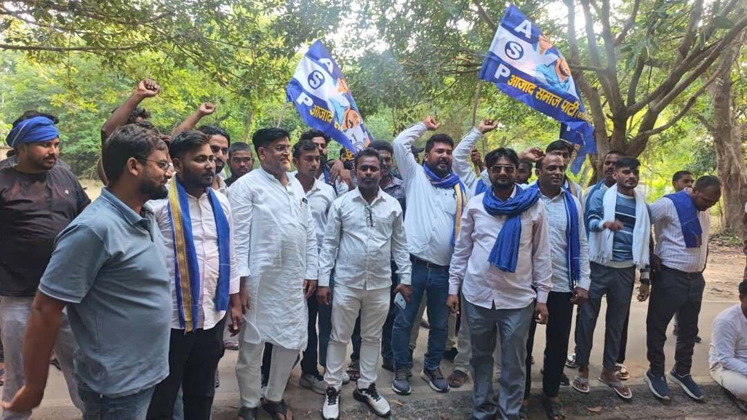 बाराबंकी में चंद्रशेखर आजाद को रोके जाने पर मऊ में आजाद समाज पार्टी का प्रदर्शन
जिला कलेक्ट्रेट पहुंचकर कार्यकर्ताओं ने जताया आक्रोश
पुलिस से चंद्रशेखर आजाद से माफी मांगने की मांग
बाराबंकी में सांसद चंद्रशेखर आजाद को रोके जाने के बाद मऊ में आजाद समाज पार्टी के कार्यकर्ताओं में जबरदस्त आक्रोश देखने को मिला। बड़ी संख्या में कार्यकर्ता मऊ जिला कलेक्ट्रेट पहुंचे और प्रदर्शन किया। इस दौरान कार्यकर्ताओं ने सड़क पर उतरकर भी विरोध जताया और नारेबाजी की। प्रदर्शनकारियों ने आरोप लगाया कि बाराबंकी में पुलिस ने सांसद चंद्रशेखर आजाद के साथ दुर्व्यवहार किया।
बाराबंकी की घटना के विरोध में मऊ में आजाद समाज पार्टी के कार्यकर्ताओं ने मोर्चा खोल दिया। बड़ी संख्या में कार्यकर्ता जिला कलेक्ट्रेट पहुंचे और प्रदर्शन करते हुए अपना विरोध दर्ज कराया।
कार्यकर्ताओं का आरोप है कि बाराबंकी में पुलिस ने सांसद चंद्रशेखर आजाद को रोका और उनके साथ दुर्व्यवहार किया। इसी के विरोध में कार्यकर्ताओं ने सड़क पर उतरकर प्रदर्शन और नारेबाजी की।
प्रदर्शनकारियों की मांग है कि चंद्रशेखर आजाद के साथ हुए कथित दुर्व्यवहार को लेकर पुलिस विभाग माफी मांगे। कार्यकर्ताओं ने चेतावनी दी कि अगर उनकी मांग पूरी नहीं हुई तो उनका धरना-प्रदर्शन लगातार जारी रहेगा।