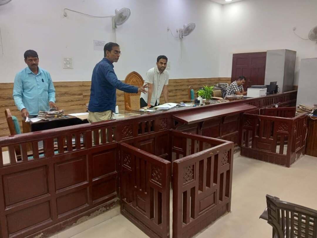 देवरिया में डीएम का औचक निरीक्षण, बाल गृह और जिलाधिकारी न्यायालय की व्यवस्थाओं को परखा
देवरिया, 13 सितंबर। जिलाधिकारी मधुसूदन हुल्गी ने रविवार को जनपद स्थित बाल गृह एवं जिलाधिकारी न्यायालय का औचक निरीक्षण किया। इस दौरान उन्होंने दोनों स्थानों की व्यवस्थाओं का जायजा लिया और संबंधित अधिकारियों को आवश्यक दिशा-निर्देश दिए।
बाल गृह के निरीक्षण के दौरान डीएम ने परिसर, रसोईघर, भोजन कक्ष और बच्चों के रहने के स्थानों का जायजा लिया। उन्होंने रसोईघर में भोजन की स्वच्छता और गुणवत्ता पर विशेष ध्यान देने तथा बच्चों को पौष्टिक एवं निर्धारित मानकों के अनुरूप भोजन उपलब्ध कराने के निर्देश दिए।
उन्होंने परिसर में नियमित साफ-सफाई, बच्चों के स्वास्थ्य और सुरक्षा से जुड़ी व्यवस्थाओं को दुरुस्त रखने पर भी जोर दिया। डीएम ने अधिकारियों एवं कर्मचारियों को निर्देशित किया कि बाल गृह में रह रहे बच्चों के खान-पान, स्वास्थ्य, शिक्षा, सुरक्षा और दैनिक आवश्यकताओं की नियमित निगरानी की जाए। किसी भी प्रकार की कमी मिलने पर उसका तत्काल निराकरण सुनिश्चित किया जाए।
इसके बाद जिलाधिकारी ने जिलाधिकारी न्यायालय परिसर का भी निरीक्षण किया। उन्होंने साफ-सफाई, सुव्यवस्था और जनसुविधाओं की स्थिति का जायजा लेते हुए व्यवस्थाओं को बेहतर बनाए रखने के निर्देश दिए।
डीएम ने कहा कि न्यायालय परिसर में आने वाले वादकारियों, अधिवक्ताओं एवं अन्य लोगों को किसी प्रकार की असुविधा नहीं होनी चाहिए। उन्होंने पेयजल, प्रकाश व्यवस्था, स्वच्छता सहित अन्य मूलभूत सुविधाओं को प्राथमिकता के आधार पर दुरुस्त रखने के निर्देश संबंधित अधिकारियों को दिए।
#Deoria #DeoriaNews #DeoriaPost #DMDeoria #MadhusudanHulgi #DeoriaDistrict #UttarPradeshNews #BreakingNews