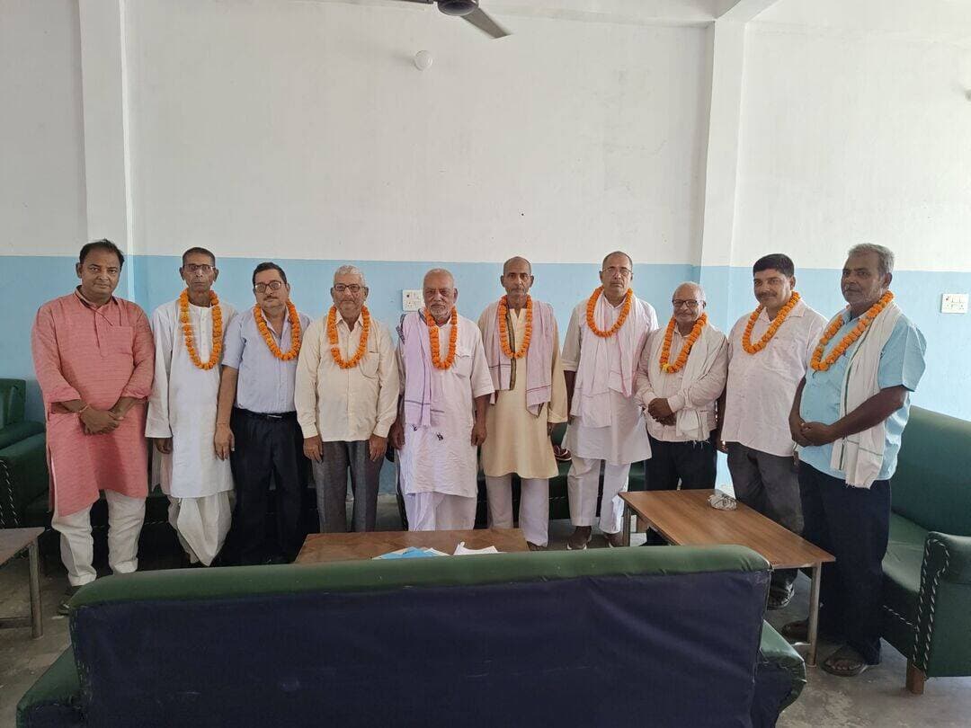 शंकर इंटर कॉलेज में प्रबंध समिति का चुनाव संपन्न, पुरुषोत्तम मिश्र अध्यक्ष व विद्यासागर मिश्र बने प्रबंधक
<nis:link nis:type=tag nis:id=देवरिया। nis:value=देवरिया। nis:enabled=true nis:link/> शंकर इंटर कॉलेज बिंदवलिया मिश्र, नोनापार, देवरिया में प्रबंध समिति का चुनाव शांतिपूर्ण ढंग से संपन्न हुआ। चुनाव में सर्वसम्मति से पुरुषोत्तम मिश्र को अध्यक्ष तथा विद्यासागर मिश्र को प्रबंधक चुना गया। वहीं राधाकृष्ण मिश्र को उपाध्यक्ष और नमोनारायण मिश्र को वित्त मंत्री की जिम्मेदारी सौंपी गई।
प्रबंध समिति के सदस्यों के रूप में भूपेंद्र मिश्र, सुमंत मिश्र, अनिल मिश्र, सालिक मिश्र एवं हरेराम मिश्र का चयन किया गया।
चुनाव प्रक्रिया के दौरान पर्यवेक्षक के रूप में सह जिला विद्यालय निरीक्षक निलेश पाण्डेय उपस्थित रहे। चुनाव शांतिपूर्ण एवं सर्वसम्मति से संपन्न होने पर उपस्थित लोगों ने नवनिर्वाचित पदाधिकारियों को बधाई दी।
इस अवसर पर विद्यालय के प्रधानाचार्य अभय द्विवेदी सहित प्रह्लाद मिश्र, सुभाष मिश्र, आशुतोष मिश्र अमन, भोले तिवारी, बाबू तरुण सिंह आदि मौजूद रहे।
नवनिर्वाचित पदाधिकारियों ने विद्यालय के विकास, बेहतर शैक्षणिक वातावरण और विद्यार्थियों के शैक्षणिक उन्नयन के लिए मिलकर कार्य करने का संकल्प व्यक्त किया।