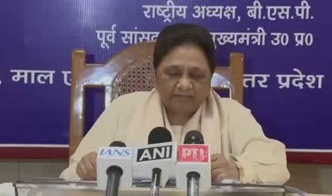 मायावती ने बीमारी की अफवाहों पर दिया बयान
लखनऊ। पूर्व मुख्यमंत्री मायावती ने वीडियो जारी कर स्पष्ट किया कि वह पूरी तरह स्वस्थ हैं। उन्होंने उन अफवाहों का खंडन किया, जिनमें उनके बीमार होने की बात कही जा रही थी।
बताया गया कि मायावती के भतीजे आकाश आनंद ने भी उनके घर फोन कर पार्टी इंचार्ज अनूप कुमार से उनकी तबीयत के बारे में जानकारी ली थी। अनूप कुमार ने मायावती के पूरी तरह स्वस्थ होने की बात कही। इसके बाद आकाश आनंद ने कथित तौर पर यह बात मायावती को न बताने के लिए कहा।
मायावती ने आकाश आनंद के फोन करने की मंशा पर भी सवाल उठाए हैं।
अगर चाहें तो मैं इसे बुलन्द वाणी के लिए न्यूज़ डिजाइन/पोस्टर के रूप में भी तैयार कर सकता हूं।