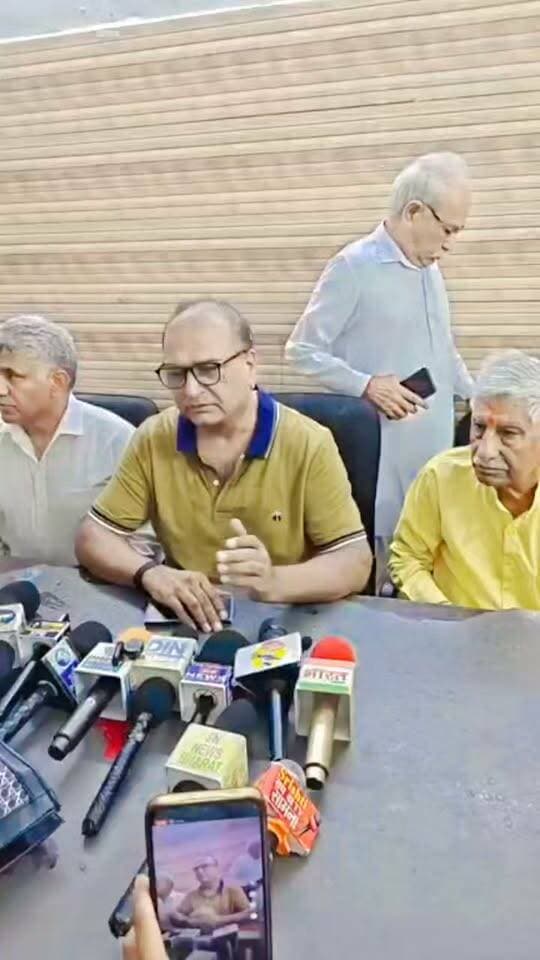 *दशहरा उत्सव शहर के सहयोग से होगा भव्य : डॉ. राजेश भाटिया*
सिद्धपीठ श्री हनुमान मंदिर, मार्केट नंबर-1 में मन्दिर के प्रधान डॉ राजेश भाटिया एवं पंजाबी सभा के अध्यक्ष राज कुमार वोहरा द्वारा आगामी दशहरा उत्सव की तैयारियों को लेकर शहर की विभिन्न धार्मिक एवं सामाजिक संस्थाओं तथा आरडब्ल्यूए प्रतिनिधियों की एक महत्वपूर्ण बैठक आयोजित की गई। बैठक में दशहरा महोत्सव को भव्य एवं सुव्यवस्थित ढंग से संपन्न कराने के लिए विस्तृत रणनीति तैयार की गई।
बैठक में सर्वसम्मति से निर्णय लिया गया कि इस वर्ष भरत मिलाप का आयोजन सायंकाल किया जाएगा तथा दशहरा पर्व से संबंधित विभिन्न शोभायात्राओं के मार्ग एवं व्यवस्थाओं को अंतिम रूप दिया गया.
लंका दहन की शोभायात्रा रविवार दिनांक 18 अक्टूबर सिद्धपीठ श्री हनुमान मंदिर, मार्केट नंबर-1 से दोपहर 3 बजे प्रारंभ होकर कल्याण सिंह चौक, आर्य समाज रोड, नाथी चौक, फाफड़ा सिंह चौक, 1-2 चौक, लखानी धर्मशाला, हनुमान मंदिर नंबर-2, विद्या निकेतन स्कूल, एनआईटी-3 मार्किट तथा हनुमान मंदिर 3 डी -42 होते हुए दशहरा ग्राउंड पहुंचेगी।
वहीं दशहरा की शोभायात्रा मंगलवार 20 अक्टूबर
सिद्धपीठ श्री हनुमान मंदिर, मार्केट नंबर-1 से दोपहर 3 बजे रवाना होकर कल्याण सिंह चौक, आर्य समाज रोड, बीकानेर मिष्ठान भंडार मार्ग से होते हुए दशहरा ग्राउंड पहुंचेगी।
इसके अतिरिक्त भरत मिलाप की शोभायात्रा बुधवार दिनांक 21 अक्टूबर मिलाप समिति हनुमान मंदिर नंबर-3 डी 42 से दोपहर 3 बजे प्रारंभ होकर एनआईटी-3 मार्केट, संतोष हॉस्पिटल, प्रयाग मेडिकल, चिमनी बाई चौक, 4-5 चौक, शिव मंदिर नंबर-5, निरंकारी चौक, बिजली बोर्ड, गुरुद्वारा गुरु सिंह सभा रोड नंबर-5, नीलम चौक पेट्रोल पंप तथा बी.के. चौक से होते हुए दशहरा ग्राउंड पहुंचेगी।
मंदिर के प्रधान डॉ. राजेश भाटिया ने कहा कि दशहरा पर्व हमारी भारतीय संस्कृति, धर्म और आदर्शों का प्रतीक है। भगवान श्रीराम का जीवन सत्य, मर्यादा और धर्म के मार्ग पर चलने की प्रेरणा देता है। उन्होंने कहा कि इस वर्ष का दशहरा उत्सव पूरे शहर के सहयोग से भव्य रूप में आयोजित किया जाएगा।
डॉ. राजेश भाटिया ने केंद्रीय राज्य मंत्री एवं सांसद कृष्ण पाल गुर्जर, विधायक धनेश अधलखा, पूर्व विधायक चंद्र भाटिया, पंजाबी सभा के अध्यक्ष राज कुमार वोहरा तथा सभी धार्मिक एवं सामाजिक संस्थाओं के प्रधानों और पदाधिकारियों का विशेष रूप से धन्यवाद व्यक्त किया। उन्होंने कहा कि सभी के सहयोग और मार्गदर्शन से ही यह विशाल धार्मिक आयोजन सफलतापूर्वक संपन्न होगा।
पंजाबी सभा के अध्यक्ष राज कुमार वोहरा ने कहा कि दशहरा उत्सव में शहरवासियों की भागीदारी ही इसकी सबसे बड़ी शक्ति है। उन्होंने सभी नागरिकों से परिवार सहित शोभायात्राओं एवं दशहरा कार्यक्रम में शामिल होने की अपील करते हुए कहा कि यह आयोजन हमारी संस्कृति, परंपराओं और सामाजिक एकता को मजबूत करने का माध्यम है।
बैठक में उपस्थित सभी धार्मिक एवं सामाजिक संगठनों के प्रतिनिधियों ने दशहरा उत्सव को सफल बनाने के लिए पूर्ण सहयोग देने का आश्वासन दिया।