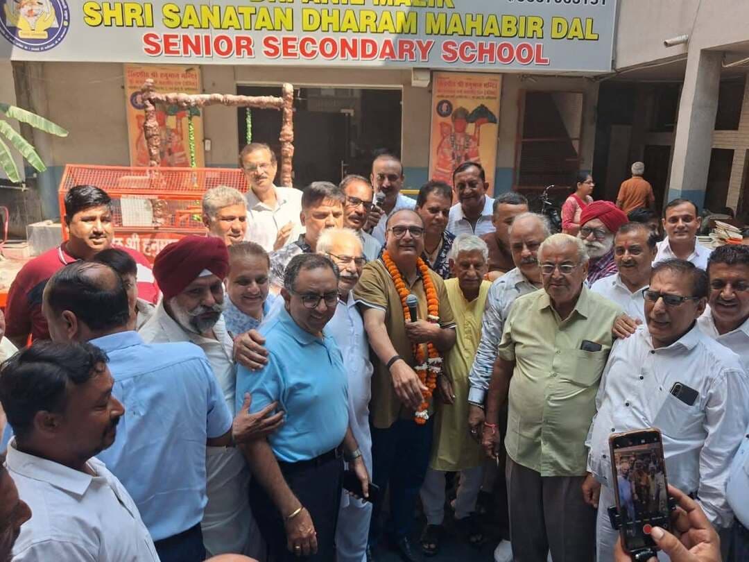 *दशहरा उत्सव शहर के सहयोग से होगा भव्य : डॉ. राजेश भाटिया*
सिद्धपीठ श्री हनुमान मंदिर, मार्केट नंबर-1 में मन्दिर के प्रधान डॉ राजेश भाटिया एवं पंजाबी सभा के अध्यक्ष राज कुमार वोहरा द्वारा आगामी दशहरा उत्सव की तैयारियों को लेकर शहर की विभिन्न धार्मिक एवं सामाजिक संस्थाओं तथा आरडब्ल्यूए प्रतिनिधियों की एक महत्वपूर्ण बैठक आयोजित की गई। बैठक में दशहरा महोत्सव को भव्य एवं सुव्यवस्थित ढंग से संपन्न कराने के लिए विस्तृत रणनीति तैयार की गई।
बैठक में सर्वसम्मति से निर्णय लिया गया कि इस वर्ष भरत मिलाप का आयोजन सायंकाल किया जाएगा तथा दशहरा पर्व से संबंधित विभिन्न शोभायात्राओं के मार्ग एवं व्यवस्थाओं को अंतिम रूप दिया गया.
लंका दहन की शोभायात्रा रविवार दिनांक 18 अक्टूबर सिद्धपीठ श्री हनुमान मंदिर, मार्केट नंबर-1 से दोपहर 3 बजे प्रारंभ होकर कल्याण सिंह चौक, आर्य समाज रोड, नाथी चौक, फाफड़ा सिंह चौक, 1-2 चौक, लखानी धर्मशाला, हनुमान मंदिर नंबर-2, विद्या निकेतन स्कूल, एनआईटी-3 मार्किट तथा हनुमान मंदिर 3 डी -42 होते हुए दशहरा ग्राउंड पहुंचेगी।
वहीं दशहरा की शोभायात्रा मंगलवार 20 अक्टूबर
सिद्धपीठ श्री हनुमान मंदिर, मार्केट नंबर-1 से दोपहर 3 बजे रवाना होकर कल्याण सिंह चौक, आर्य समाज रोड, बीकानेर मिष्ठान भंडार मार्ग से होते हुए दशहरा ग्राउंड पहुंचेगी।
इसके अतिरिक्त भरत मिलाप की शोभायात्रा बुधवार दिनांक 21 अक्टूबर मिलाप समिति हनुमान मंदिर नंबर-3 डी 42 से दोपहर 3 बजे प्रारंभ होकर एनआईटी-3 मार्केट, संतोष हॉस्पिटल, प्रयाग मेडिकल, चिमनी बाई चौक, 4-5 चौक, शिव मंदिर नंबर-5, निरंकारी चौक, बिजली बोर्ड, गुरुद्वारा गुरु सिंह सभा रोड नंबर-5, नीलम चौक पेट्रोल पंप तथा बी.के. चौक से होते हुए दशहरा ग्राउंड पहुंचेगी।
मंदिर के प्रधान डॉ. राजेश भाटिया ने कहा कि दशहरा पर्व हमारी भारतीय संस्कृति, धर्म और आदर्शों का प्रतीक है। भगवान श्रीराम का जीवन सत्य, मर्यादा और धर्म के मार्ग पर चलने की प्रेरणा देता है। उन्होंने कहा कि इस वर्ष का दशहरा उत्सव पूरे शहर के सहयोग से भव्य रूप में आयोजित किया जाएगा।
डॉ. राजेश भाटिया ने केंद्रीय राज्य मंत्री एवं सांसद कृष्ण पाल गुर्जर, विधायक धनेश अधलखा, पूर्व विधायक चंद्र भाटिया, पंजाबी सभा के अध्यक्ष राज कुमार वोहरा तथा सभी धार्मिक एवं सामाजिक संस्थाओं के प्रधानों और पदाधिकारियों का विशेष रूप से धन्यवाद व्यक्त किया। उन्होंने कहा कि सभी के सहयोग और मार्गदर्शन से ही यह विशाल धार्मिक आयोजन सफलतापूर्वक संपन्न होगा।
पंजाबी सभा के अध्यक्ष राज कुमार वोहरा ने कहा कि दशहरा उत्सव में शहरवासियों की भागीदारी ही इसकी सबसे बड़ी शक्ति है। उन्होंने सभी नागरिकों से परिवार सहित शोभायात्राओं एवं दशहरा कार्यक्रम में शामिल होने की अपील करते हुए कहा कि यह आयोजन हमारी संस्कृति, परंपराओं और सामाजिक एकता को मजबूत करने का माध्यम है।
बैठक में उपस्थित सभी धार्मिक एवं सामाजिक संगठनों के प्रतिनिधियों ने दशहरा उत्सव को सफल बनाने के लिए पूर्ण सहयोग देने का आश्वासन दिया।