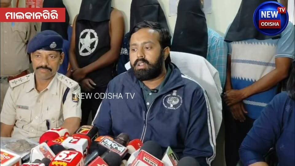 #୩୫୨_ଟି_ବଜ୍ରକାପ୍ତା_କାତି_ଜବତ_୬_ଗିରଫ ।
ମାଲକାନଗିରି ବନ ବିଭାଗର ବଡ଼ ସଫଳତା। ୩୫୨ଟି ବଜ୍ରକାପ୍ତା କାତି ଜବତ କରିଛି ବନ ବିଭାଗ। ଏହାର ଓଜନ ପ୍ରାୟ ୨ କେଜି ବୋଲି ଜଣାପଡ଼ିଛି।ଘଟଣାରେ ୬ ଜଣ ଚୋରା ଚାଲାଣକାରୀଙ୍କୁ ଗିରଫ କରାଯାଇଥିବା ବେଳେ ସେମାନଙ୍କ ମଧ୍ୟରୁ ୨ ଜଣ ବାହାର ଜିଲ୍ଲାର ଏବଂ ୪ ଜଣ ମାଲକାନଗିରି ଜିଲ୍ଲାର ବୋଲି ସୂଚନା ମିଳିଛି। ସେମାନଙ୍କ ନିକଟରୁ ୩ଟି ବାଇକ୍ ଓ ୫ଟି ମୋବାଇଲ୍ ମଧ୍ୟ ଜବତ ହୋଇଛି।
#Malkangiribreaking #malkangirinews #dfomalkangiri #odisha #newodishatv