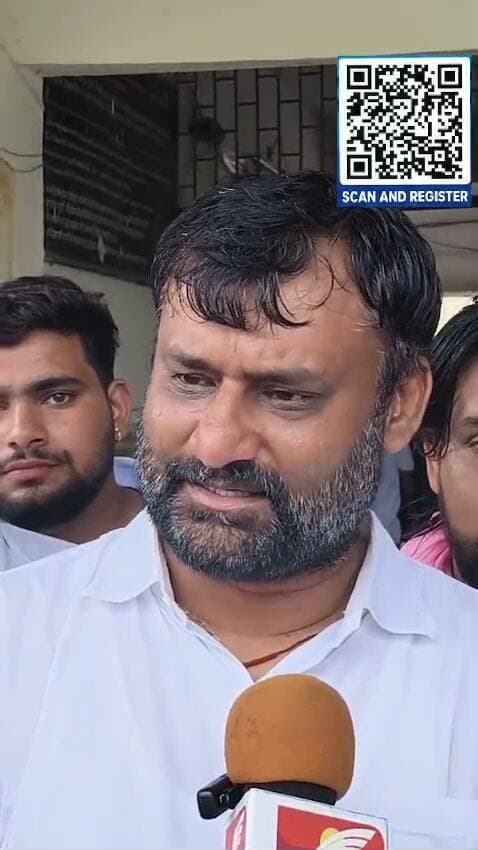 लगातार जारी पदयात्रा चापड़ा का दूसरा दिन...बागली पहुंची छात्रा न्याय पदयात्रा....
छात्रों की गूंज कार्यक्रम के तहत छात्र न्याय पदयात्रा निकालकर देवास जिले के छात्रों को गुणवत्ता युक्त शिक्षा, रोजगारोन्मुखी शिक्षा, पेपरलीक से मुक्ति, शिक्षा संस्थानों पर बीजेपी का कब्जा जैसी विसंगतियों के खिलाफ जागृत कर अधिक से अधिक छात्रों को पंजीकृत होकर 19 सितंबर को इंदौर में होने वाली राहुल गाँधी की छात्रों की गूंज रैली में पहुंचने के लिए अपील की जा रही है।