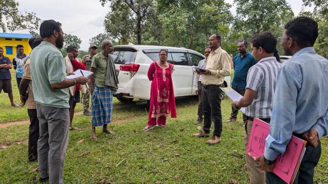 उद्यानिकी के साथ रोजगार और कौशल विकास
ग्राम तितना में शासकीय उद्यान रोपणी के लिए प्रस्तावित 4.5 हेक्टेयर भूमि का कलेक्टर श्रीमती नूपुर राशि पन्ना ने निरीक्षण किया।
राष्ट्रीय बागवानी मिशन के तहत नर्सरी स्थापना की प्रक्रिया शीघ्र पूर्ण करने के निर्देश दिए गए। नर्सरी के माध्यम से फलदार पौधों का रोपण होगा और स्थानीय लोगों को रोजगार के अवसर मिलेंगे।
साथ ही स्थानीय युवाओं एवं ग्रामीणों को माली प्रशिक्षण देकर उन्हें नर्सरी संचालन से जोड़ने पर जोर दिया गया।
कलेक्टर ने माकड़ी क्षेत्र में निर्माणाधीन महाविद्यालय, ग्रंथालय एवं स्कूल भवन तथा प्रस्तावित विद्युत उपकेंद्र स्थल का भी निरीक्षण कर गुणवत्तापूर्ण और समयबद्ध कार्य के निर्देश दिए।
#Kondagaon #Chhattisgarh #सुशासन