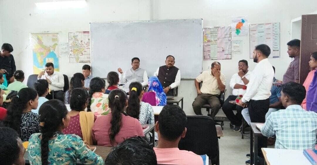 अटूट संकल्प और सतत प्रयास से ही मिलती है सफलता
छत्तीसगढ़ राज्य अनुसूचित जाति-जनजाति आयोग के अध्यक्ष श्री रूप सिंह मंडावी ने लक्ष्य निःशुल्क कोचिंग संस्थान, कोण्डागांव में प्रतियोगी परीक्षाओं की तैयारी कर रहे छात्र-छात्राओं से संवाद किया।
उन्होंने विद्यार्थियों को असफलता से घबराने के बजाय अपनी कमियों को पहचानकर निरंतर प्रयास करने, समय का सदुपयोग करने, नियमित अध्ययन और आत्मअनुशासन को सफलता की कुंजी बताया।
श्री मंडावी ने लक्ष्य निःशुल्क कोचिंग संस्थान के शैक्षणिक वातावरण, समर्पित शिक्षकों और उत्कृष्ट परिणामों की सराहना करते हुए विद्यार्थियों को उज्ज्वल भविष्य के लिए शुभकामनाएं दीं।
संवाद से विद्यार्थियों में नई ऊर्जा, आत्मविश्वास और अपने लक्ष्य के प्रति समर्पण का संचार हुआ।
#Kondagaon #Chhattisgarh #प्रतियोगी_परीक्षा