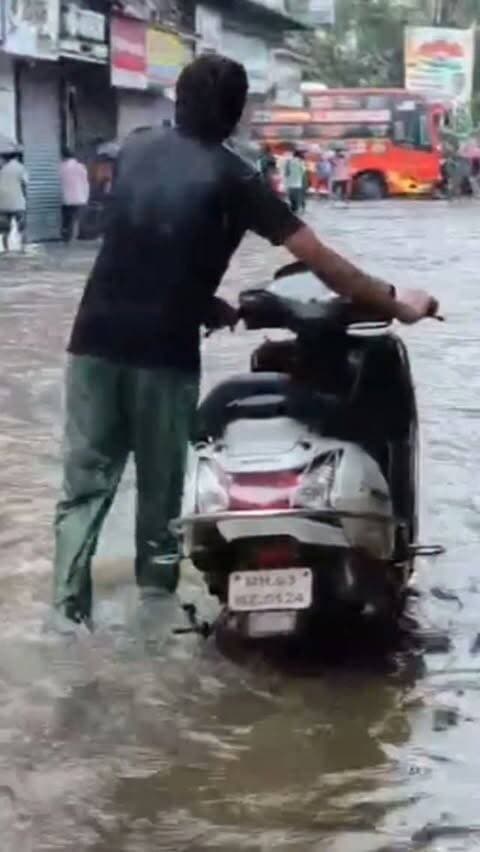 मुंबई और उसके आसपास के इलाकों में बीती रात से हो रही रुक-रुक की बरसात अब लोगों के लिए मुसाफिर बन गई है।
तस्वीर है मुंबई से सटे नालासोपारा इलाके की जहां पर कुछ घंटे की बरसात एक बार फिर से कई सड़के पूरी तरीके से डूब चुके हैं।
आज मुंबई और उसके आसपास के इलाकों में भगवान श्री गणेश की प्रतिमा का भी आगमन होगा ऐसे में वॉटर लॉगिंग बड़ी समस्या बनते हुए दिखाई दे रही है