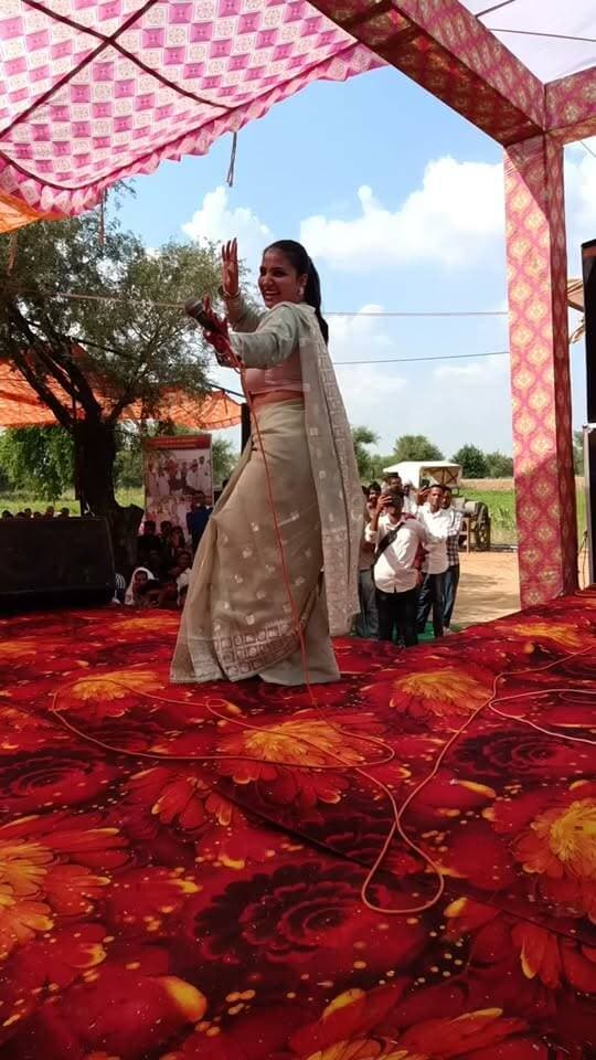 पूर्व कैबिनेट मंत्री स्वर्गीय सुंदरलाल काका की द्वितीय पुण्यतिथि पर सिंगर मुकेश फौजी द्वारा रागनी प्रस्तुती
#सुंदरलालकाका #द्वितीयपुण्यतिथि #मुकेशफौजी #रागनीप्रस्तुति #श्रद्धांजलि #स्मृतिसमारोह #कलवा #बुहाना #झुंझुनूं #पूर्वकैबिनेटमंत्री #सुंदरलालस्मृति #यशदीपखबर