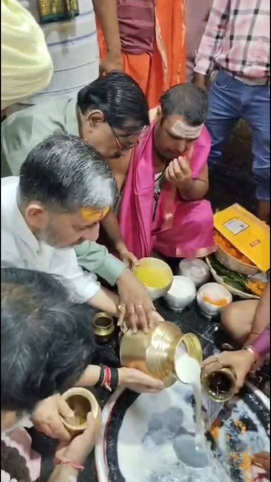 देवघर:–सुप्रीम कोर्ट के माननीय न्यायाधीश श्री चंद्रशेखर बाबा बैद्यनाथ मंदिर पहुंचे। बाबा बैद्यनाथ ज्योतिर्लिंग का किया पूजा अर्चना। #babadham #babamandir #supremecourt #judge #jharkhandnews