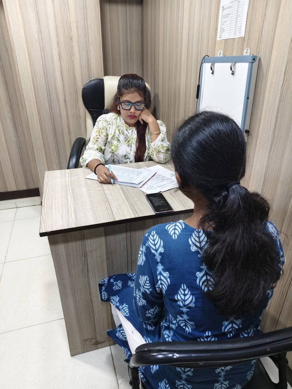 “খাবার খাওয়ার পর আপনার শরীর কেমন অনুভব করছে—সেটাও কিন্তু গুরুত্বপূর্ণ।”
অনেকেই খাবারের পর—
😣 পেট ভার
😴 অতিরিক্ত ঘুম
🎈 পেট ফাঁপা
🔥 অম্বল
অথবা
⚡ অস্বস্তি অনুভব করেন।
কিন্তু দিনের পর দিন একই সমস্যা হলেও অনেকেই বলেন,
“এটা তো আমার এমনিই হয়!”
📌 আমার আজকের টিপস,,,,
কোন খাবার খাওয়ার পর আপনার শরীরে কী প্রতিক্রিয়া হচ্ছে, সেটা কয়েকদিন লক্ষ্য করুন।
একটি ছোট Food & Symptom Diary রাখতে পারেন—
কী খেলেন → কখন খেলেন → কতটা খেলেন → তারপর কেমন লাগল।
এতে আপনার খাদ্যাভ্যাস সম্পর্কে অনেক গুরুত্বপূর্ণ তথ্য বোঝা সহজ হতে পারে।
তবে মনে রাখবেন, প্রতিটি হজমের সমস্যা শুধুমাত্র খাবারের কারণে হয় না। দীর্ঘদিন সমস্যা থাকলে চিকিৎসকের পরামর্শ নেওয়াও জরুরি।
আজ দমদমের চেম্বারে পেসেন্টদের সঙ্গে তাদের খাদ্যাভ্যাস ও দৈনন্দিন অভ্যাস নিয়ে এমনই বিস্তারিত আলোচনা হলো। 💚
আমার কাছে সর্বপ্রথম কাজ একজন পেসেন্টের কথা মন দিয়ে শোনা—সঠিক Nutrition Planning-এর একটি গুরুত্বপূর্ণ অংশ।
আপনারও যদি খাবার নিয়ে বারবার অস্বস্তি হয় বা নিজের খাদ্যাভ্যাস কীভাবে সাজাবেন বুঝতে না পারেন, তাহলে ব্যক্তিগত Nutrition Guidance নিতে পারেন।
📩 Personalized Diet & Lifestyle Consultation-এর জন্য যোগাযোগ করতে পারেন।
📱 Online Consultation Booking:
8637522628
🏥 Offline Chamber Details:
🔹 মঙ্গলবার | সকাল ১০টা থেকে
Healing Touch Diagnostics, বারাসাত
📞 Booking: 07439337370
🔹 বৃহস্পতিবার ও শনিবার
Sunflower Nursing Home, North Kolkata
📞 Booking: 07439337370
🔹 শুক্রবার
Habra Guru Kripa Pathology, হাবড়া
📞 Booking: 9732333888
🔹 রবিবার | দমদম
Meditrust Clinic, Nagerbazar
📞 Booking: 07439337370
আপনার স্বাস্থ্য ও প্রয়োজন অনুযায়ী ব্যক্তিগত Nutrition Guidance-এর জন্য আজই Consultation বুক করুন।
পুষ্টিবিদ চন্দ্রিমা দে
Consultant Dietitian & Nutritionist
U&URS NUTRITIONIST
— পুষ্টিবিদ চন্দ্রিমা দে
U & URS NUTRITIONIST
#NutritionTips #পুষ্টিবিদ #PatientCounselling
#everyonefollowers #everyonehighlights