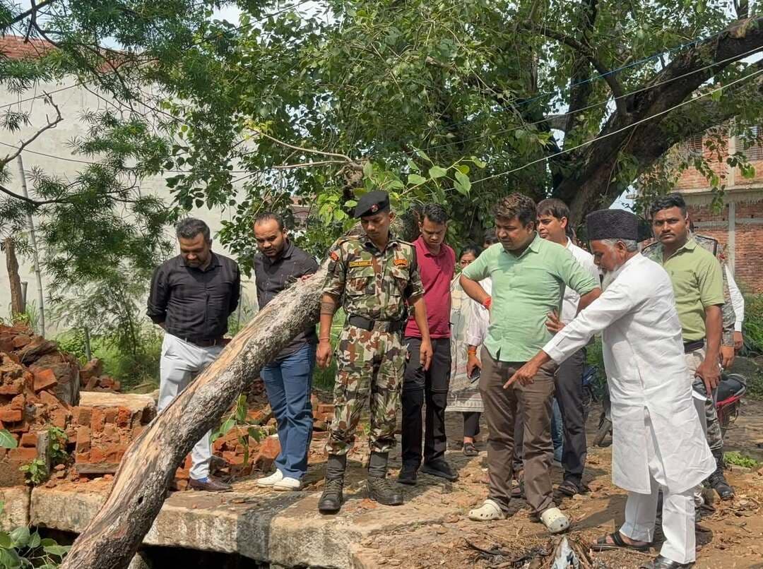 सासाराम के करपुरवा स्थित हथिया कुआं का जीर्णोद्धार एवं सौंदर्यीकरण को लेकर डीएम दीपक कुमार मिश्रा ने निरीक्षण किया। उन्होंने कुएं एवं परिसर की साफ-सफाई, आसपास के अतिक्रमण हटाने तथा पहुंच पथ की मरम्मत का निर्देश नगर आयुक्त सासाराम को दिया।
बता दें कि शेरशाह सूरी के शासनकाल के समय हथिया कुआं का उपयोग हाथियों को पानी पिलाने के लिए किया जाता था। हाथी कुएं में उतरकर पानी पीते थे, जिसके कारण इसका नाम हथिया कुआं पड़ा। ऐतिहासिक महत्व के इस स्थल के संरक्षण एवं सौंदर्यीकरण से स्थानीय लोगों एवं पर्यटकों को भी सुविधा मिलेगी।
#rohtasdistrict #sasaram