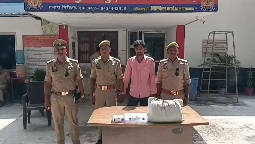 दिन में रेकी, रात में चोरी… पुलिस ने तीन चोरों को दबोचा, दो चोरी की घटनाओं का खुलासा, बाइक-जेवरात समेत 6100 रुपये और तमंचा-कारतूस बरामद
आजमगढ़
https://abckhabar.in/?p=8280