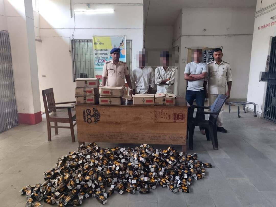 कैमूर जिले के दुर्गावती में 187 लीटर अंग्रेजी शराब बरामद, तीन गिरफ्तार
दुर्गावती के मरहिया मोड़ के समीप NH-19 से पुलिस ने 187.020 लीटर अंग्रेजी शराब बरामद की। मौके से स्कॉर्पियो, तीन बाइक और दो मोबाइल भी जब्त किए गए। पुलिस ने शराब तस्करी के आरोप में तीन लोगों को गिरफ्तार किया है। मामले में दुर्गावती थाना कांड संख्या 398/26 दर्ज कर आगे की कार्रवाई जारी है।गिरफ्तार में चंद्रमणि सिंह उर्फ लक्की सिंह पिता मुन्ना सिंह शिवपुर,उसरी के कृष्ण कुमार गुप्ता पिता अलगू प्रसाद गुप्ता,कृष्णा कुमार गुप्ता पिता योगेन्द्र सह अंकोढ़ी सभी कैमूर के रहने वाले।
