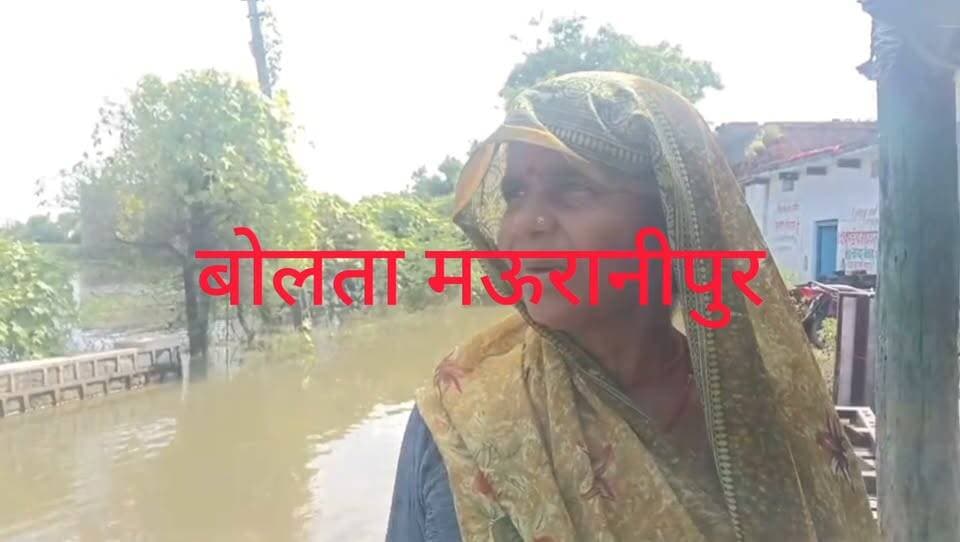 झांसी चिरगांव ब्लॉक के नाद खास में सड़को का गंदा पानी ग्रामीणों के लिए बना मुसीबत घरो में घुसने का डर फरियाद पर लेखपाल ने जताई बेबसी