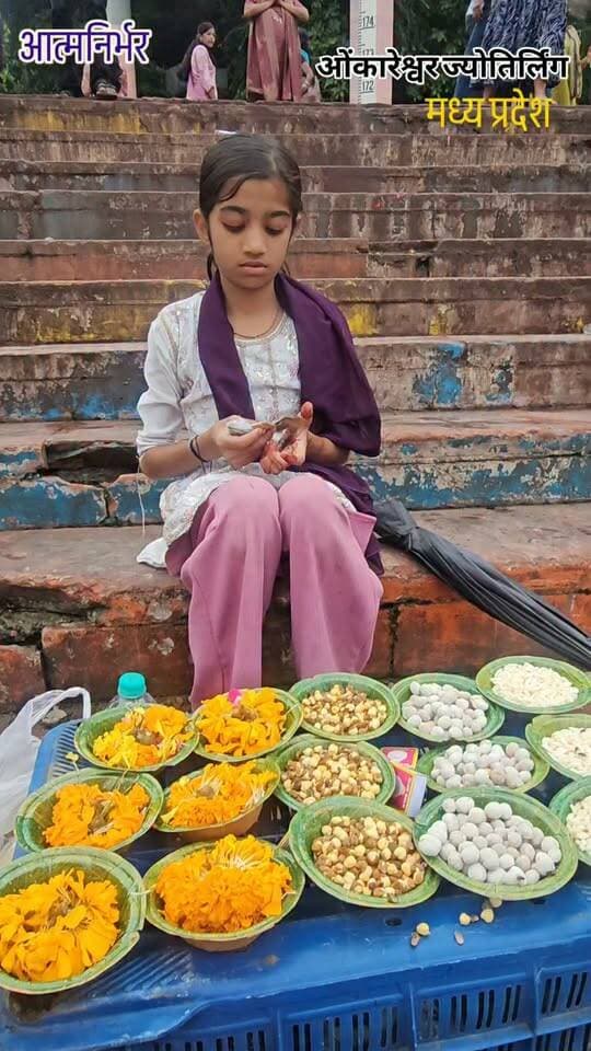 ओंकारेश्वर ज्योतिर्लिंग के घाट पर एक छोटी सी गुड़िया मछलियों के लिए दाने बेच रही थी बोली काम के साथ-साथ स्कूल भी जाती हूं वीडियो बनाने से अपने आप को रोक नहीं पाया, यह आत्मनिर्भरता भी जरूरी है आपको क्या लगता है कमेंट जरुर करें #citybignews #mp #ओंकारेश्वर #ज्योतिर्लिंग #hisar