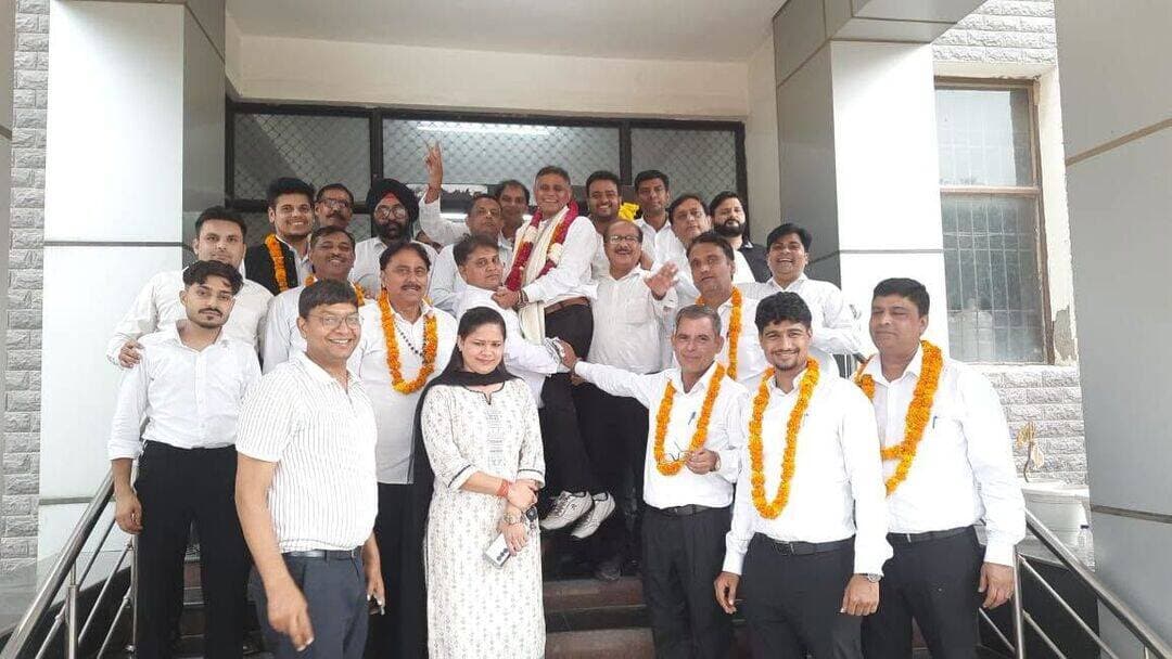एस.के. भारद्वाज बने जिला टैक्स बार एसोसिएशन फरीदाबाद के प्रधान, भारी मतों से दर्ज की जीत...
फरीदाबाद के सेक्टर-12 स्थित जिला टैक्स बार एसोसिएशन फरीदाबाद की वर्ष 2026-27 की कार्यकारिणी के चुनाव शांतिपूर्ण माहौल में संपन्न हुए। छह पदों के लिए मतदान कराया गया, जिसमें एस.के. भारद्वाज ने भारी मतों से जीत दर्ज कर प्रधान पद हासिल किया।चुनाव परिणाम घोषित होने के बाद अधिवक्ताओं ने नवनिर्वाचित पदाधिकारियों का स्वागत किया और उन्हें नई जिम्मेदारी के लिए बधाई दी।
इन्हें मिली कार्यकारिणी में जिम्मेदारी
मतदान प्रक्रिया में चेतन भारद्वाज सीनियर वाइस प्रेसिडेंट, एडवोकेट राजेश गुप्ता वाइस प्रेसिडेंट, सतेंद्र यादव महासचिव, सत्यवान नरवाल कैशियर और विनीत त्यागी संयुक्त सचिव चुने गए।पंजाब एवं हरियाणा बार काउंसिल, चंडीगढ़ के निर्देशानुसार महिला सदस्यों को भी कार्यकारिणी में प्रतिनिधित्व दिया गया। एडवोकेट मीनू कुमारी को महिला वाइस प्रेसिडेंट चुना गया।
तीन सदस्य निर्विरोध शामिल
अन्य कार्यकारिणी सदस्यों के रूप में निखिल चौधरी, सोनिया सैनी और दीपांशु को निर्विरोध चुना गया। नवनिर्वाचित पदाधिकारियों और सदस्यों ने संगठन के हित में मिलकर कार्य करने तथा अधिवक्ताओं की समस्याओं को प्राथमिकता से उठाने का संकल्प लिया।
चुनाव अधिकारी और सहयोगियों का जताया आभार
चुनाव प्रक्रिया को निष्पक्ष एवं शांतिपूर्ण ढंग से संपन्न कराने के लिए सभी सदस्यों ने चुनाव अधिकारी नरेंद्र चौधरी का आभार जताया। चुनाव संचालन में उनके सहयोगी एडवोकेट दीपक गेरा और एडवोकेट संदीप मक्कड़ के योगदान की भी सराहना की गई।
वरिष्ठ अधिवक्ताओं ने दी बधाई
चुनाव प्रक्रिया में वरिष्ठ अधिवक्ता के.के. मिश्रा, विजय शर्मा, ऑल इंडिया टैक्स लॉयर्स एसोसिएशन के महासचिव संदीप सेठी, एस.एन. त्यागी, चौधरी बलबीर सिंह, आर.एस. गांधी, महेश शर्मा, संजय डंडे, राजीव गौड़, बलराम शर्मा, सुजीत चौहान, डी.आर. चौधरी, अजीत भाटी, राज कुमार चौधरी, अमर सिंह, राजेंद्र शर्मा, संजय गुप्ता, अरविंद पटेल, अभिषेक जोशी और अमित कुमार का विशेष योगदान रहा।
सभी वरिष्ठ सदस्यों ने नई कार्यकारिणी के गठन पर नवनिर्वाचित पदाधिकारियों और जिला टैक्स बार एसोसिएशन के सदस्यों को शुभकामनाएं दीं।
