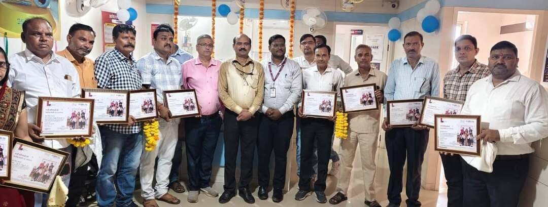 एसबीआई लाइफ ने किया शिक्षकों का सम्मान
मुरैना में एसबीआई लाइफ इंश्योरेंस द्वारा शिक्षक सम्मान समारोह आयोजित किया गया। कार्यक्रम में मध्य प्रदेश शिक्षक संघ के जिलाध्यक्ष पवन सिंह परिहार सहित जिले के करीब तीन दर्जन शिक्षकों को सम्मान पत्र और शील्ड देकर सम्मानित किया गया। इस दौरान पवन सिंह ने कहा कि शिक्षक सम्मान राष्ट्र का सर्वोच्च सम्मान है।