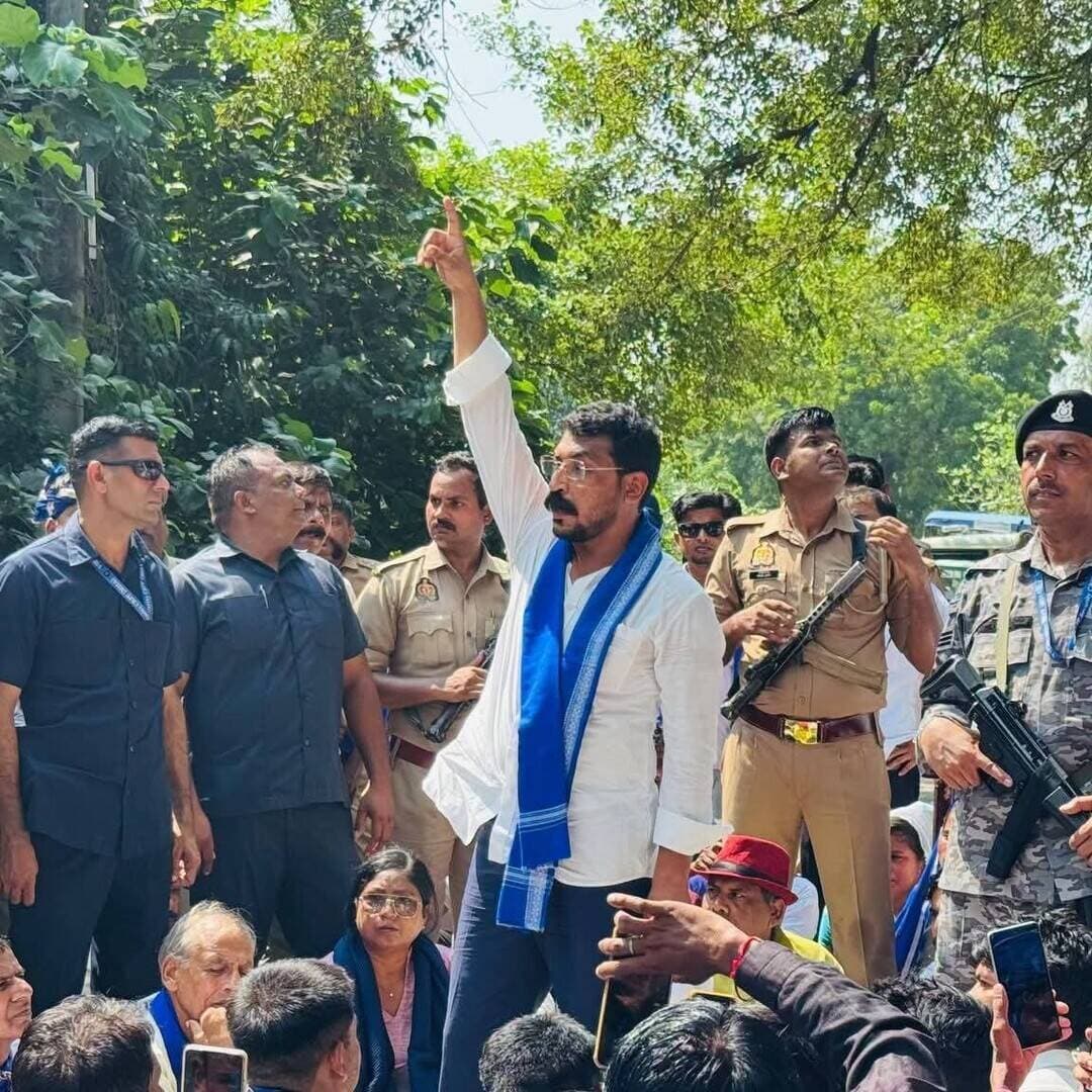 #गोंडा जा रहे भीम आर्मी #चंद्रशेखर_आजाद के काफिले को बाराबंकी में रोके जाने का आरोप, कार्रवाई की मांग...
#गोंडा के #परसपुर थाना क्षेत्र में विनोद कुमार सहनी निषाद की ह**त्या के बाद पी*ड़ित परिवार से मिलने जा रहे भीम आर्मी के संस्थापक चंद्रशेखर आजाद के काफिले को बाराबंकी के रामनगर में रोके जाने का आरोप लगाया गया है। काफिले की ओर से दावा किया गया कि इस दौरान कुछ लोगों ने कार्यकर्ताओं के साथ कथित तौर पर अ**भद्रता और ह**मला किया।
प्रतिनिधिमंडल के मुताबिक, वह लखनऊ से बाराबंकी होते हुए गोंडा जा रहा था। रामनगर में पुलिस ने काफिले को रोक लिया। इसी दौरान कथित वि***वाद की स्थिति बनी।
काफिले की ओर से बाराबंकी पुलिस से मांग की गई है कि कथित ह**मले में शामिल व्यक्ति की पहचान कर उसके खिलाफ उचित कार्रवाई की जाए और वह कार्यकर्ताओं से मा*फी मांगे।
प्रतिनिधिमंडल ने कहा कि मामले में कार्रवाई नहीं होने पर कार्यकर्ता लो*कतांत्रिक तरीके से विरोध दर्ज कराएंगे। हालांकि, किसी भी विरोध को शांतिपूर्ण और लो*कतांत्रिक तरीके से किए जाने की बात कही गई है।
गौरतलब है कि कुछ दिन पहले गोंडा के परसपुर थाना क्षेत्र में विनोद कुमार सहनी निषाद की पर ह**मला कर ह**त्या कर दी गई थी। इसी मामले में पी*ड़ित परिवार से मुलाकात के लिए यह काफिला गोंडा जा रहा था।
काफिले पर ह*मले और पूरे घ*टनाक्रम से जुड़े आरोपों की स्वतंत्र पुष्टि अभी नहीं हुई है। मामले में पुलिस की ओर से आधिकारिक बयान सामने आने के बाद स्थिति और स्पष्ट हो सकेगी।