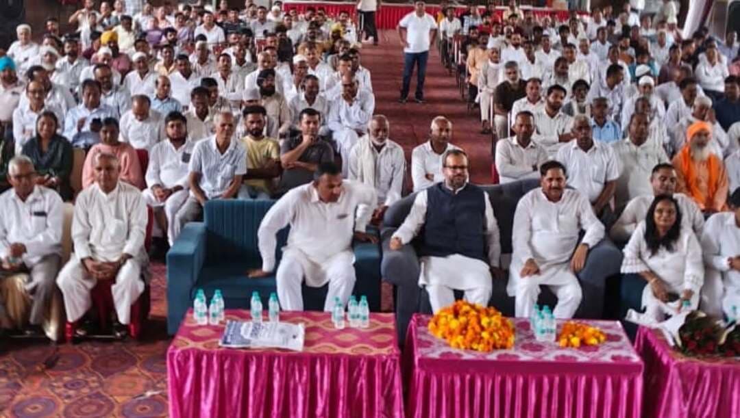 आज सढ़ौरा में आयोजित कांग्रेस कार्यकर्ता सम्मेलन में बड़ी संख्या में पार्टी कार्यकर्ताओं एवं पदाधिकारियों ने उत्साहपूर्वक भाग लिया। सम्मेलन में संगठन को मजबूत करने, कार्यकर्ताओं की सक्रियता बढ़ाने और आगामी राजनीतिक गतिविधियों को लेकर विस्तार से मंथन किया गया। कार्यक्रम में जिला यमुनानगर ग्रामीण कांग्रेस अध्यक्ष नरपाल सिंह जी, पंचायती राज जिला अध्यक्ष अनिल संधु जी, ब्लॉक कांग्रेस अध्यक्ष श्री अख्तर अली जी सहित अनेक पदाधिकारी एवं कार्यकर्ता मौजूद रहे।
इस अवसर पर अंबाला लोकसभा सांसद श्री वरुण चौधरी जी की विशेष उपस्थिति रही। उन्होंने कार्यकर्ताओं से जमीनी स्तर पर संगठन को मजबूत करने और जनता के बीच सक्रियता बढ़ाने का आह्वान किया। कांग्रेस कार्यकर्ताओं की एकजुटता, मेहनत और समर्पण ही संगठन की सबसे बड़ी ताकत है। सम्मेलन में कार्यकर्ताओं का उत्साह और जोश देखने लायक रहा।
#Congress #Sadhaura #CongressWorkers #VarunChoudhary #Yamunanagar #HaryanaCongress #कार्यकर्ता_सम्मेलन #कांग्रेस