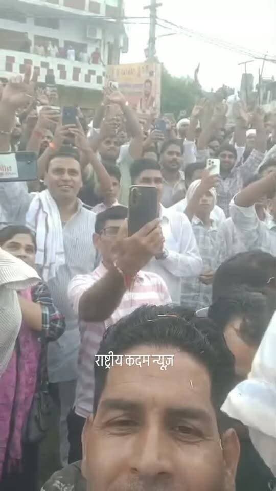 पूर्व विधायक चौधरी अर्जुन सिंह का लक्सर में भव्य स्वागत, गुर्जर समाज ने बनाया चौधरी,बउत्तराखंड के लक्सर में पूर्व विधायक चौधरी अर्जुन सिंह के गुर्जर समाज का चौधरी बनने पर भव्य स्वागत किया गया। इस दौरान बड़ी संख्या में समाज के लोग मौजूद रहे और अर्जुन सिंह का जोरदार अभिनंदन किया गया। स्वागत समारोह में उमड़ी भीड़ ने कार्यक्रम को खास बना दिया।
देखें वीडियो और जानिए पूरी खबर…
📍 लक्सर, उत्तराखंड
#चौधरीअर्जुनसिंह #ArjunSingh #GurjarSamaj #Gurjar #Laksar Uttarakhand गुर्जरसमाज राष्ट्रीयकदम राष्ट्रीयकदमन्यूज़ BreakingNews ViralVideo