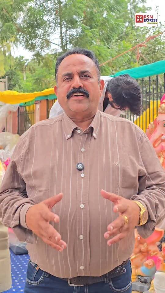 🙏🪔 गणेश चतुर्थी से पहले बाजारों में उमड़ी भक्तों की भीड़!
🌺 गणेश उत्सव मनाने की तैयारियां जोर-शोर पर, गणेश जी की प्रतिमा लेने के लिए बाजारों में पहुंचे लोग।
🙏 गणपति बप्पा मोरया! 🌸
🙏 स्थापना का शुभ मुहूर्त 🙏
📅 तारीख: 14 सितंबर 2026
⏰ समय: सुबह 11:02 बजे से दोपहर 1:31 बजे तक
✨ शुभ मुहूर्त में स्थापना कर मंगल कार्य का शुभारंभ करें। ✨