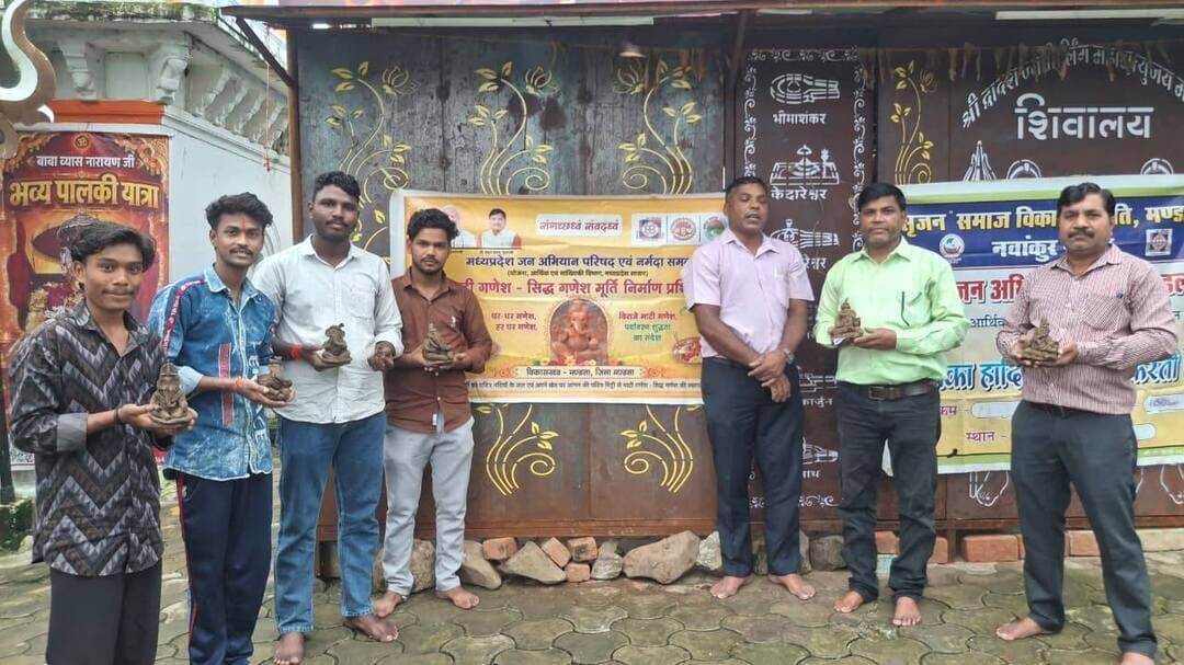 मंडला में माटी गणेश मूर्ति निर्माण प्रशिक्षण
ग्रामीणों ने पर्यावरण-संरक्षण का लिया संकल्प
मध्यप्रदेश जन अभियान परिषद, विकासखंड मंडला के तत्वावधान में “घर-घर गणेश, हर घर गणेश” अभियान के अंतर्गत शनिवार को सेक्टर स्तरीय माटी गणेश-सिद्ध गणेश मूर्ति निर्माण प्रशिक्षण का आयोजन किया गया। प्रशिक्षण ग्राम सेमरखापा स्थित खेरमाई माता मंदिर और किला घाट, मंडला में आयोजित हुआ। यह आयोजन नवांकुर संस्था धेनुवाडी गौ रक्षा समिति सेमरखापा और सृजन समाज विकास समिति, मंडला द्वारा किया गया। कार्यक्रम में माटी गणेश प्रतिमा के धार्मिक महत्व के साथ-साथ पर्यावरण संरक्षण में उसकी भूमिका पर विस्तार से जानकारी दी गई। सेमरखापा में परामर्शदाता श्री लालाराम चक्रवर्ती और किला घाट में एम.एस.डब्ल्यू. छात्र श्री शंकर चक्रवर्ती ने प्रशिक्षणार्थियों को मिट्टी से गणेश प्रतिमा बनाने की सरल विधि, आकार देने की तकनीक और प्राकृतिक रंगों के उपयोग का व्यावहारिक प्रशिक्षण दिया। उपस्थित ग्रामीणों ने स्वयं अपने हाथों से माटी की गणेश प्रतिमाएं बनाकर प्रशिक्षण प्राप्त किया।
सेमरखापा में नवांकुर संस्था की सुश्री किरण ठाकुर के साथ 18 ग्रामीण महिलाएं और किला घाट में जितेन्द्र लारेश्वर के साथ 21 लोग उपस्थित रहे। कार्यक्रम के अंत में सभी ने पीओपी से बनी मूर्तियों का बहिष्कार कर माटी से निर्मित गणेश प्रतिमा स्थापित करने और पर्यावरण अनुकूल गणेश उत्सव मनाने का संकल्प लिया। इस अवसर पर जन अभियान परिषद के विकासखंड समन्वयक श्री संतोष झारिया सहित बड़ी संख्या में स्थानीयजन उपस्थित रहे।
निवास के ग्राम भटगांव में हुआ प्रशिक्षण
निवास विकासखण्ड के ग्राम भटगांव में विकास खण्ड प्रबंधक श्री सूरज बर्मन की उपस्थिति में नवांकुर संस्था आदिवासी जनकल्याण विकास संस्थान द्वारा मिट्टी के गणेश बनाने का प्रशिक्षण दिया गया। संस्था की कार्यक्रम समन्वयक श्री आरूणी सिंगरोरे ने सामाजिक कार्यकर्ताओं एवं प्रतिभागियों को मिट्टी से गणेश प्रतिमा निर्माण की विधि का व्यावहारिक प्रशिक्षण दिया। उन्होंने स्वयं प्रतिमा बनाकर निर्माण की विभिन्न प्रक्रियाओं की जानकारी दी तथा प्रतिभागियों से भी प्रतिमा निर्माण का अभ्यास कराया। इस अवसर पर परामर्शदाता श्री देवेंद्र वरकड़े सहित अन्य प्रतिभागियों की उपस्थिति रही।
Jansampark Madhya Pradesh
CM Madhya Pradesh
#mandla