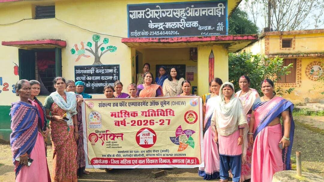 स्थानीय पौष्टिक आहार से स्वास्थ्य सुधार का दिया संदेश
ग्राम आरोग्य सह आंगनबाड़ी केंद्र मलारीचक में पोषण माह के अंतर्गत जागरूकता कार्यक्रम आयोजित किया गया। कार्यक्रम में वन स्टॉप सेंटर प्रशासक सुश्री प्रेरणा मर्सकोले ने महिलाओं एवं प्रतिभागियों को वन स्टॉप सेंटर के माध्यम से उपलब्ध 6 प्रकार की सहायता सेवाओं की जानकारी दी। साथ ही महिला हेल्पलाइन 181, चाइल्ड हेल्पलाइन 1098 एवं साइबर अपराध हेल्पलाइन 1930 के बारे में बताया गया।
पोषण संबंधी जानकारी देते हुए स्थानीय पौष्टिक खाद्य पदार्थों, विभिन्न भाजियों जैसे पालक, मैथी, चौलाई, लाल भाजी, मुनगा एवं बथुआ, स्थानीय फलों करौंदा, आंवला, नींबू, सीताफल एवं अमरूद सहित मोटे अनाज और दालों के पोषण महत्व की जानकारी दी गई। प्रतिभागियों को एनीमिया से बचाव, स्तनपान को बढ़ावा देने, माहवारी स्वच्छता तथा समय-समय पर स्वास्थ्य केंद्र जाकर हीमोग्लोबिन की जांच कराने की सलाह दी गई।
कार्यक्रम में बेटी बचाओ बेटी पढ़ाओ योजना, बाल विवाह के दुष्परिणाम, दहेज प्रतिषेध अधिनियम एवं जेंडर आधारित हिंसा के संबंध में भी जागरूक किया गया। सभी को समान अधिकारों की जानकारी दी गई तथा जिला विधिक सेवा से संबंधित संपर्क जानकारी साझा की गई।
पैरालीगल वालेंटियर श्रीमती शिखा श्रीवास्तव ने निशुल्क विधिक सहायता योजना, हिट एंड रन योजना, पीड़ित प्रतिकर योजना, आशा योजना, लोक अदालत एवं जनोपयोगी लोक अदालत के संबंध में जानकारी दी। अंत में प्रश्नोत्तरी प्रतियोगिता आयोजित की गई, जिसमें सर्वश्रेष्ठ प्रदर्शन करने वाली महिला को पुरस्कार देकर सम्मानित किया गया। कार्यक्रम में वन स्टॉप सेंटर प्रशासक सुश्री प्रेरणा मर्सकोले, पैरालीगल वालेंटियर श्रीमती शिखा श्रीवास्तव, आंगनबाड़ी कार्यकर्ता एवं सहायिका तथा बहुउद्देशीय कार्यकर्ता श्री हरिशंकर कछवाहा उपस्थित रहे।
Jansampark Madhya Pradesh
CM Madhya Pradesh
#mandla
Department Of Women Child Development, Madhya Pradesh