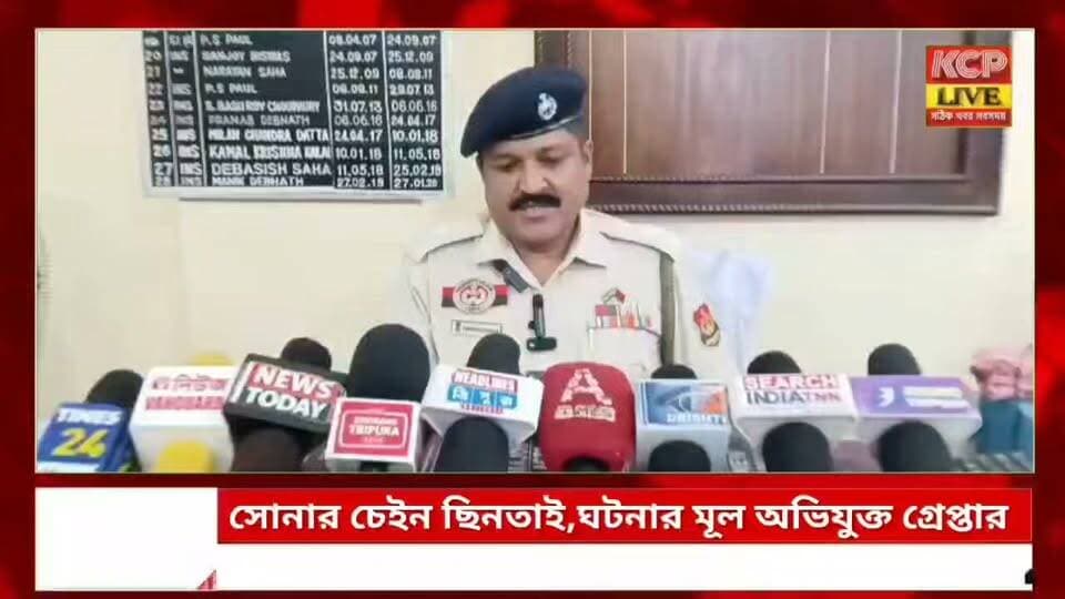আগরতলার যোগেন্দ্রনগর থেকৃ সোনার চেইন ছিনতাই, ৩৬ ঘণ্টার মধ্যেই মূল অভিযুক্ত গ্রেপ্তার ।।
রাজধানী আগরতলার যোগেন্দ্রনগরে প্রাতঃভ্রমণে বেরিয়ে অবসরপ্রাপ্ত এক শিক্ষিকার গলার সোনার চেইন ছিনতাইয়ের ঘটনায় বড়সড় সাফল্য পেল পূর্ব আগরতলা থানার পুলিশ। সিসিটিভি ফুটেজ ও প্রযুক্তির সাহায্যে মাত্র ৩৬ ঘণ্টার মধ্যে মূল অভিযুক্তকে গ্রেপ্তার করা হয়েছে।পুলিশের দাবি, তদন্তকে বিভ্রান্ত করতে অভিযুক্ত বাইকে ভুয়ো অটোর নম্বর প্লেট ব্যবহার করেছিল। বান্ধবীকে নিয়ে বাইকে ঘোরার সময় পুলিশ তাকে আটক করে। তার বাড়ি খোয়াইয়ের চেবড়ী এলাকায় হলেও বর্তমানে অভয়নগরে ভাড়া বাড়িতে থাকত।পূর্ব আগরতলা থানার ওসি কৃষ্ণধন সরকার সাংবাদিক সম্মেলনে জানান, দ্রুত তদন্তের মাধ্যমে অভিযুক্তকে চিহ্নিত করা সম্ভব হয়েছে। তবে ছিনতাই হওয়া সোনার হার এখনও উদ্ধার হয়নি এবং ঘটনায় জড়িত আরও এক সহযোগী পলাতক।
#dharmanagar #kanchanpur #panisagar #Kadamtala #kailashahar #churaibari #BreakingNews #khowai #agartala #tripura