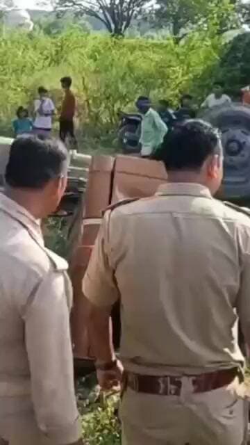 अलीगढ़ में दूध से भरा टैंकर पलटा, ग्रामीण बाल्टी-बोतल लेकर पहुंचे; दूध लूटने का VIDEO वायरल