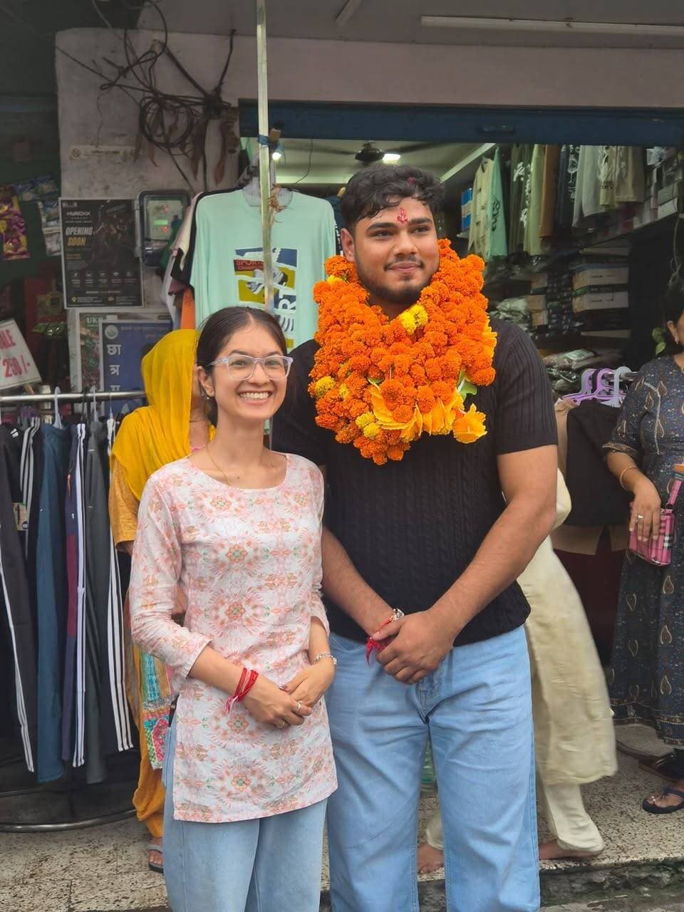 265 किलो की डेडलिफ्ट लगाकर श्रीनगर के आशु तोमर ने जीता गोल्ड मेडल
श्रीनगर। दिल्ली के पीतमपुरा स्थित दिल्ली हाट में 8 से 11 सितंबर तक आयोजित नेशनल पावरलिफ्टिंग प्रतियोगिता में श्रीनगर के आशु तोमर ने शानदार प्रदर्शन करते हुए स्वर्ण पदक अपने नाम किया। प्रतियोगिता में उन्होंने 265 किलोग्राम की दमदार डेडलिफ्ट लगाकर अपनी ताकत और प्रतिभा का प्रदर्शन किया।
आशु के इस प्रदर्शन ने न केवल उन्हें प्रतियोगिता में शीर्ष स्थान दिलाया, बल्कि श्रीनगर और क्षेत्र का नाम भी राष्ट्रीय स्तर पर रोशन किया। उनकी उपलब्धि से क्षेत्र के खेल प्रेमियों और युवाओं में खुशी का माहौल है।
आशु ने बताया कि इस मुकाम तक पहुंचने के लिए उन्होंने नियमित अभ्यास, अनुशासन और कड़ी मेहनत को अपनी दिनचर्या का हिस्सा बनाया। उनका लक्ष्य भविष्य में राष्ट्रीय स्तर पर और बेहतर प्रदर्शन करते हुए अपने क्षेत्र का नाम और ऊंचा करना है।
आशु की इस उपलब्धि को क्षेत्र के लोगों ने युवाओं के लिए प्रेरणादायक बताया है। उनका कहना है कि सीमित संसाधनों के बावजूद निरंतर मेहनत और मजबूत इच्छाशक्ति के दम पर युवा खेलों में राष्ट्रीय स्तर पर अपनी पहचान बना सकते हैं।