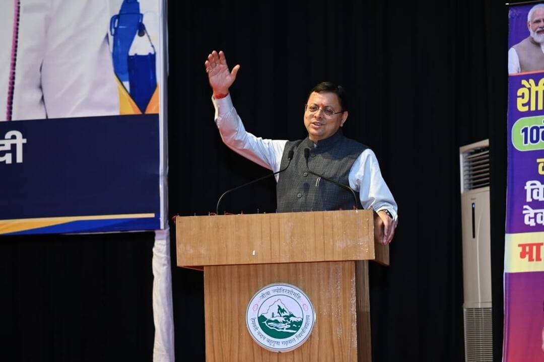 भारत दर्शन से विद्यार्थियों को देश की विविधता और विकास समझने का मिलेगा अवसर: धामी
कीर्तिनगर। मुख्यमंत्री पुष्कर सिंह धामी ने कहा कि भारत दर्शन शैक्षिक भ्रमण विद्यार्थियों को देश की विविधता, इतिहास, संस्कृति, विज्ञान, तकनीक और विकास को करीब से समझने का महत्वपूर्ण अवसर प्रदान करता है। ऐसे अनुभव विद्यार्थियों के ज्ञान और दृष्टिकोण को व्यापक बनाने में सहायक होते हैं।
कीर्तिनगर के स्वामी मन्मथन प्रेक्षागृह में आयोजित मुख्यमंत्री युवा विद्यार्थी मंथन कार्यक्रम के बाद मुख्यमंत्री ने देवप्रयाग विधानसभा क्षेत्र के भारत दर्शन शैक्षिक भ्रमण के 10वें संस्करण के तहत भ्रमण पर जाने वाले मेधावी छात्र-छात्राओं एवं शिक्षकों से मुलाकात की। इस दौरान विधायक देवप्रयाग विनोद कंडारी ने मुख्यमंत्री को स्मृति चिह्न भेंट कर सम्मानित किया।
मुख्यमंत्री ने विद्यार्थियों से संवाद कर उनकी यात्रा और तैयारियों की जानकारी ली तथा उन्हें शुभकामनाएं दीं। उन्होंने विद्यार्थियों से भ्रमण के दौरान विभिन्न क्षेत्रों की विशेषताओं को समझने, वहां की उपलब्धियों से सीखने और अपने अनुभव दूसरों से साझा करने का आह्वान किया। उन्होंने कहा कि जीवन में लक्ष्य निर्धारित कर निरंतर प्रयास और दृढ़ संकल्प के साथ आगे बढ़ना चाहिए।
मुख्यमंत्री ने भारत दर्शन पहल के लिए विधायक विनोद कंडारी को बधाई देते हुए कहा कि लगातार 10 वर्षों तक इस तरह की योजना संचालित करना बड़ी उपलब्धि है। इससे विद्यार्थियों में प्रतिस्पर्धा की भावना विकसित हुई है और वे बेहतर प्रदर्शन के लिए प्रेरित हो रहे हैं। उन्होंने बताया कि इस वर्ष करीब 1000 विद्यार्थियों को भारत भ्रमण का अवसर मिल रहा है, जिसे भविष्य में 2000 तक बढ़ाने का प्रयास किया जा रहा है।
भारत दर्शन के 10वें संस्करण में देवप्रयाग विधानसभा क्षेत्र के 68 मेधावी छात्र-छात्राएं एवं शिक्षक 16 सितंबर को रवाना होंगे। भ्रमण के दौरान वे विभिन्न ऐतिहासिक, सांस्कृतिक, शैक्षिक स्थलों और प्रमुख संस्थानों का अवलोकन करेंगे।
कार्यक्रम में कनकलता, आयुष, प्रियांशु और राघव केंतुरा को उत्कृष्ट लेखन के लिए सम्मानित किया गया। विधायक विनोद कंडारी समेत जनप्रतिनिधि एवं अधिकारी मौजूद रहे।
