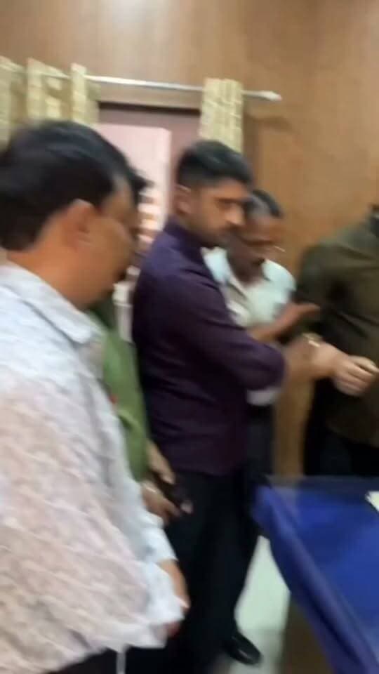 जयपुर ACB की सांभर में बड़ी कार्रवाई, सांभर SHO राममिलन मीणा को 50 हजार की राशि लेते हुए दबोचा, सड़क निर्माण को निर्विवाद रूप से चलने को लेकर मांगी गई थी रिश्वत, ACB के ASP भूपेंद्र चौधरी ने दिया कार्रवाई को अंजाम #cmo #DGPRajasthan #policecommissionerJaipur #DcpJaipurWest #ipsPrashantKiran