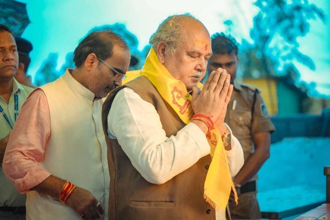 विधानसभा अध्यक्ष नरेंद्र सिंह तोमर ने किए बागेश्वर बालाजी के दर्शन
छतरपुर मध्यप्रदेश विधानसभा के अध्यक्ष नरेंद्र सिंह तोमर छतरपुर स्थित प्रसिद्ध धार्मिक स्थल बागेश्वर धाम पहुंचे। धाम आगमन पर उन्होंने पूरी श्रद्धा और विधि-विधान के साथ बागेश्वर बालाजी, संन्यासी बाबा, अष्टवीर हनुमान तथा प्रेतराज सरकार के दर्शन कर उनका आशीर्वाद प्राप्त किया।इस धार्मिक यात्रा के दौरान विधानसभा अध्यक्ष ने देश और प्रदेश की सुख-समृद्धि, शांति और खुशहाली की कामना की। दर्शन-पूजन के समय उनके साथ राजनगर विधायक सहित नेता मौजूद रहे।
हिमांशु अग्रवाल
छतरपुर
