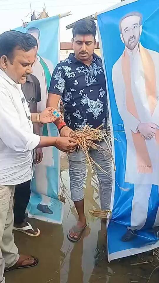 जमीरा गांव के लोगों ने संसद और विधायक का पुतला दहन किया