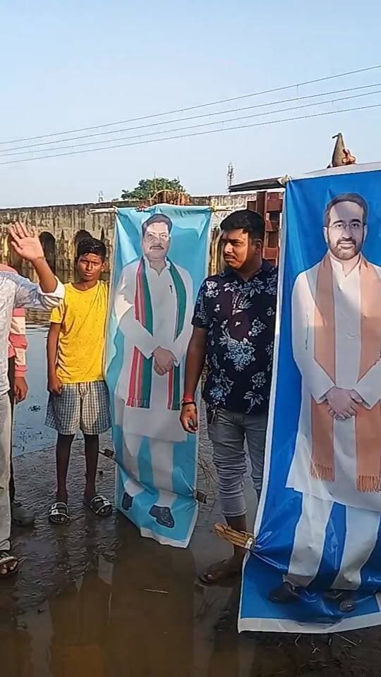 जमीरा गांव के लोगों ने संसद और विधायक का पुतला