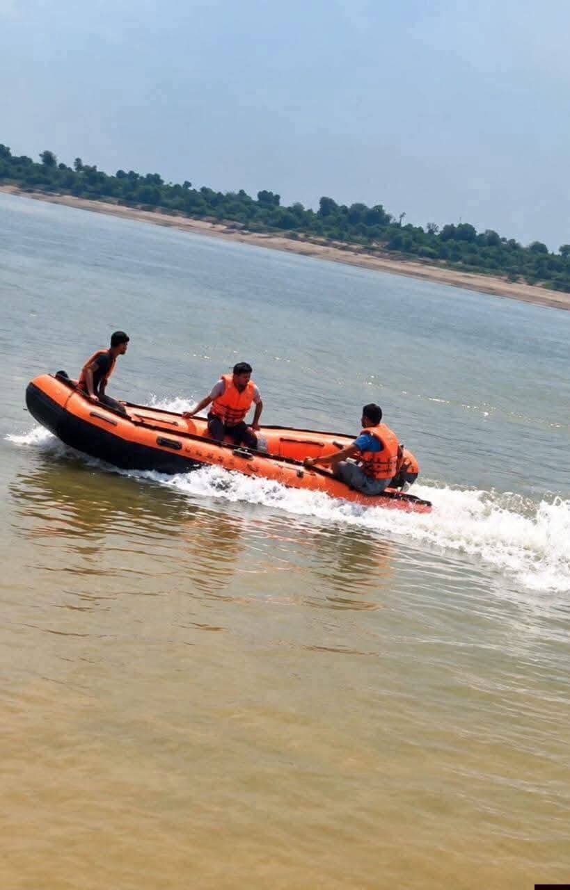 #ब्रेकिंग न्यूज़
सबलगढ़ में चंबल नदी में पिता-पुत्र डूबे
झुंडपुरा-करजोनी-मछेला घाट की घटना
ग्वालियर के चंदनपुर निवासी 14 वर्षीय वंशु सिकरवार और उनके पिता देवेन्द्र सिंह सिकरवार नहाते समय चंबल नदी में डूबे।
पिता देवेन्द्र सिंह सिकरवार का शव बरामद
14 वर्षीय वंशु की तलाश में रेस्क्यू अभियान जारी
मौके पर पुलिस एवं प्रशासनिक अमला मौजूद।