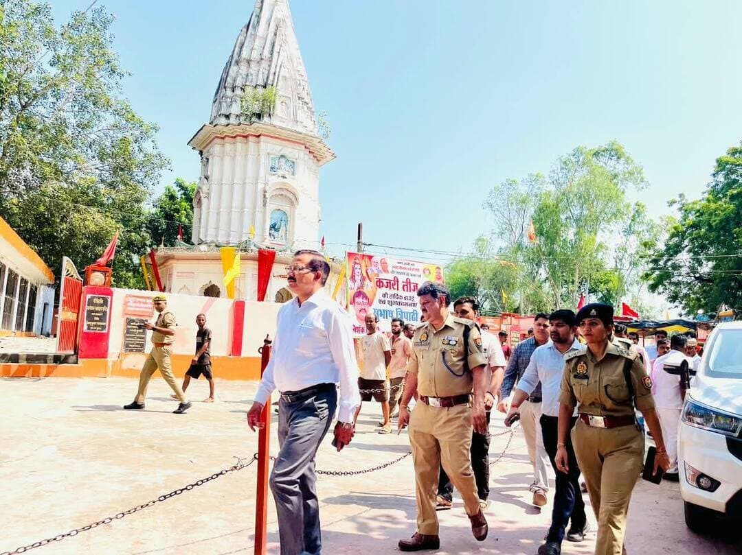 Bahraich- आगामी कजरी तीज पर्व के दृष्टिगत नवागंतुक जिलाधिकारी बहराइच एवं पुलिस अधीक्षक बहराइच द्वारा बाबा बागेश्वरनाथ मंदिर पयागपुर एवं सरयू घाट (भग्गड़वा बाजार) का किया गया स्थलीय निरीक्षण व दिये गये आवश्यक दिशा निर्देश*
आगामी कजरी तीज पर्व के दृष्टिगत आज दिनांक 13.09.2026 को नवागंतुक जिलाधिकारी बहराइच श्री राजेश कुमार पाण्डेय एवं पुलिस अधीक्षक बहराइच श्री विश्वजीत श्रीवास्तव द्वारा बाबा बागेश्वरनाथ मंदिर पयागपुर तथा भग्गड़वा चौकी के पास स्थित सरयू घाट, मंदिर एवं तालाब परिसर का स्थलीय निरीक्षण कर सुरक्षा एवं श्रद्धालुओं की सुविधा हेतु की जा रही व्यवस्थाओं का जायजा लिया गया। इस दौरान अपर पुलिस अधीक्षक नगर श्री आयुष विक्रम सिंह, अपर पुलिस अधीक्षक ग्रामीण श्री दुर्गा प्रसाद तिवारी, क्षेत्राधिकारी पयागपुर श्रीमती हर्षिता तिवारी, स्थानीय थाना प्रभारी एवं अन्य अधिकारी कर्मचारी उपस्थित रहे।
निरीक्षण के दौरान अधिकारियों द्वारा मंदिर परिसर, सरयू घाट एवं तालाब क्षेत्र में संभावित श्रद्धालु भीड़ के दृष्टिगत सुरक्षा व्यवस्था, आवागमन, प्रवेश एवं निकास व्यवस्था, बैरिकेडिंग तथा पुलिस बल की तैनाती के संबंध में जानकारी ली गयी तथा संबंधित अधिकारियों को आवश्यक दिशा-निर्देश दिये गये। पर्व के दौरान संभावित भीड़ के दृष्टिगत यातायात व्यवस्था को सुचारु बनाए रखने, पार्किंग व्यवस्था, आवश्यकतानुसार यातायात डायवर्जन तथा संवेदनशील स्थानों पर पर्याप्त पुलिस बल की तैनाती सुनिश्चित करने के निर्देश दिये गये, जिससे श्रद्धालुओं को आवागमन में किसी प्रकार की असुविधा न हो। अधिकारियों द्वारा घाट एवं तालाब क्षेत्र में श्रद्धालुओं की सुरक्षा को प्राथमिकता देते हुए विशेष सतर्कता बरतने, भीड़ के दबाव की स्थिति में प्रभावी भीड़ प्रबंधन सुनिश्चित करने तथा किसी भी आकस्मिक स्थिति से निपटने हेतु आवश्यक तैयारियां पूर्ण रखने के निर्देश दिये गये।
पुलिस अधीक्षक महोदय द्वारा ड्यूटी में तैनात पुलिसकर्मियों को श्रद्धालुओं की सुरक्षा, सुगम आवागमन एवं शांति व्यवस्था बनाए रखने हेतु पूर्ण सतर्कता एवं संवेदनशीलता के साथ ड्यूटी का निर्वहन करने तथा भीड़भाड़ वाले स्थानों पर लगातार भ्रमणशील रहकर निगरानी रखने के निर्देश दिये गये।